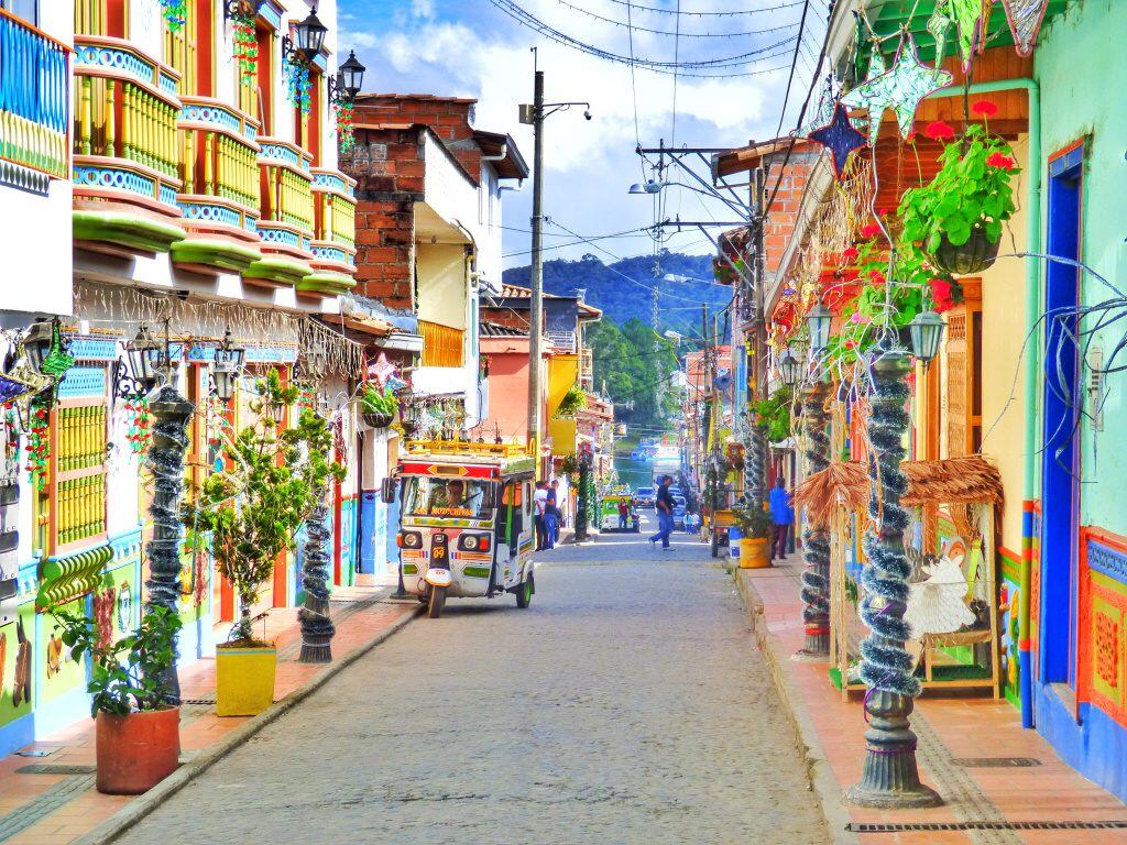 Calle de Guatapé, uno de los pueblos más coloridos de Colombia - crédito GuatapéColombia.net