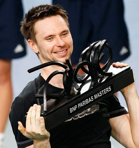 Robin Soderling se consagró campeón del ATP Masters 1000 de París 2010, venciendo en la final al local Gael Monfils. Este fue el trofeo más importante de su carrera profesional (AP)