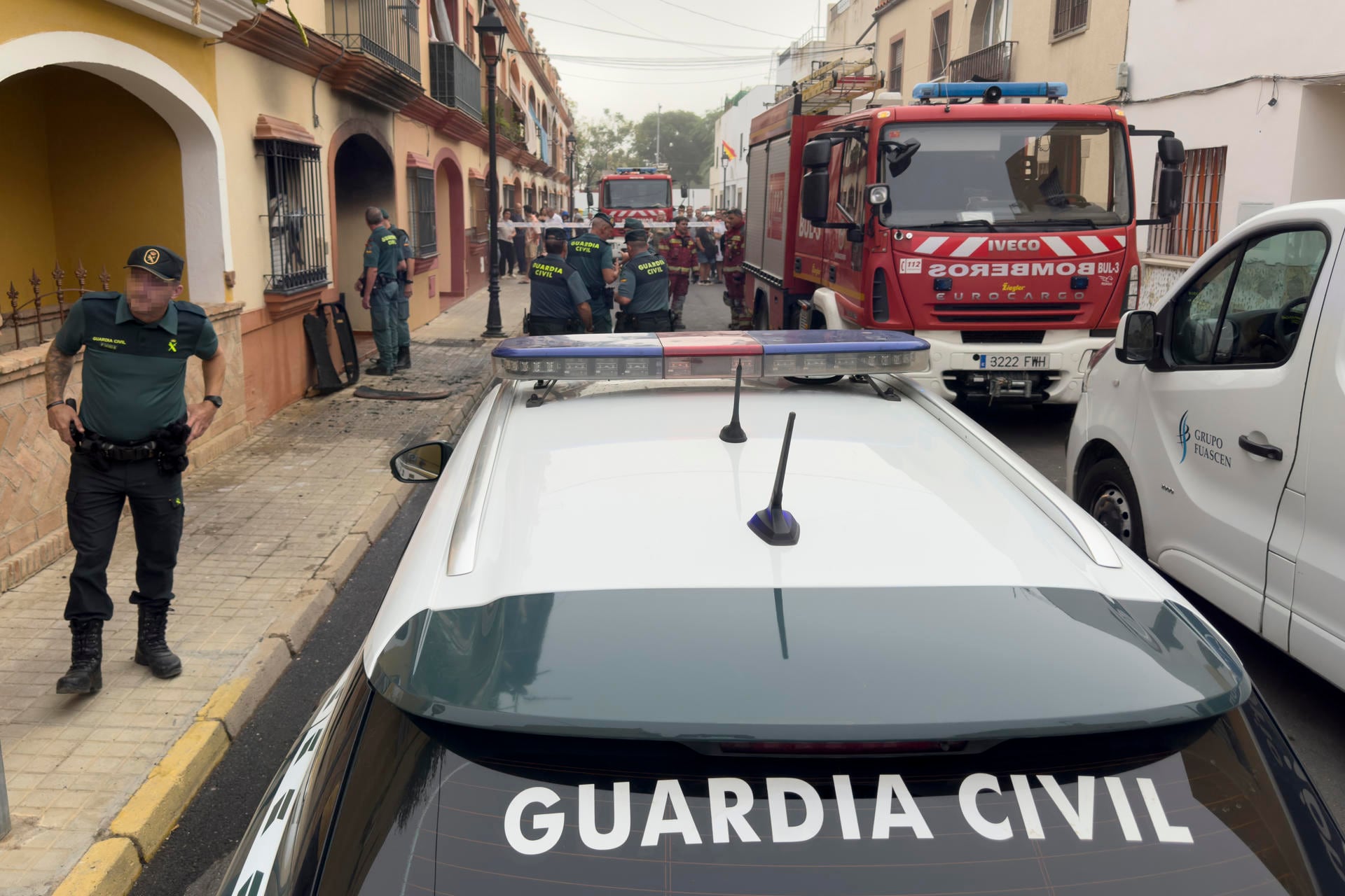 Efectivos de emergencias actúan en el lugar del incendio en el que han fallecido cuatro personas, todas ellas de una misma familia. (EFE/ David Arjona)