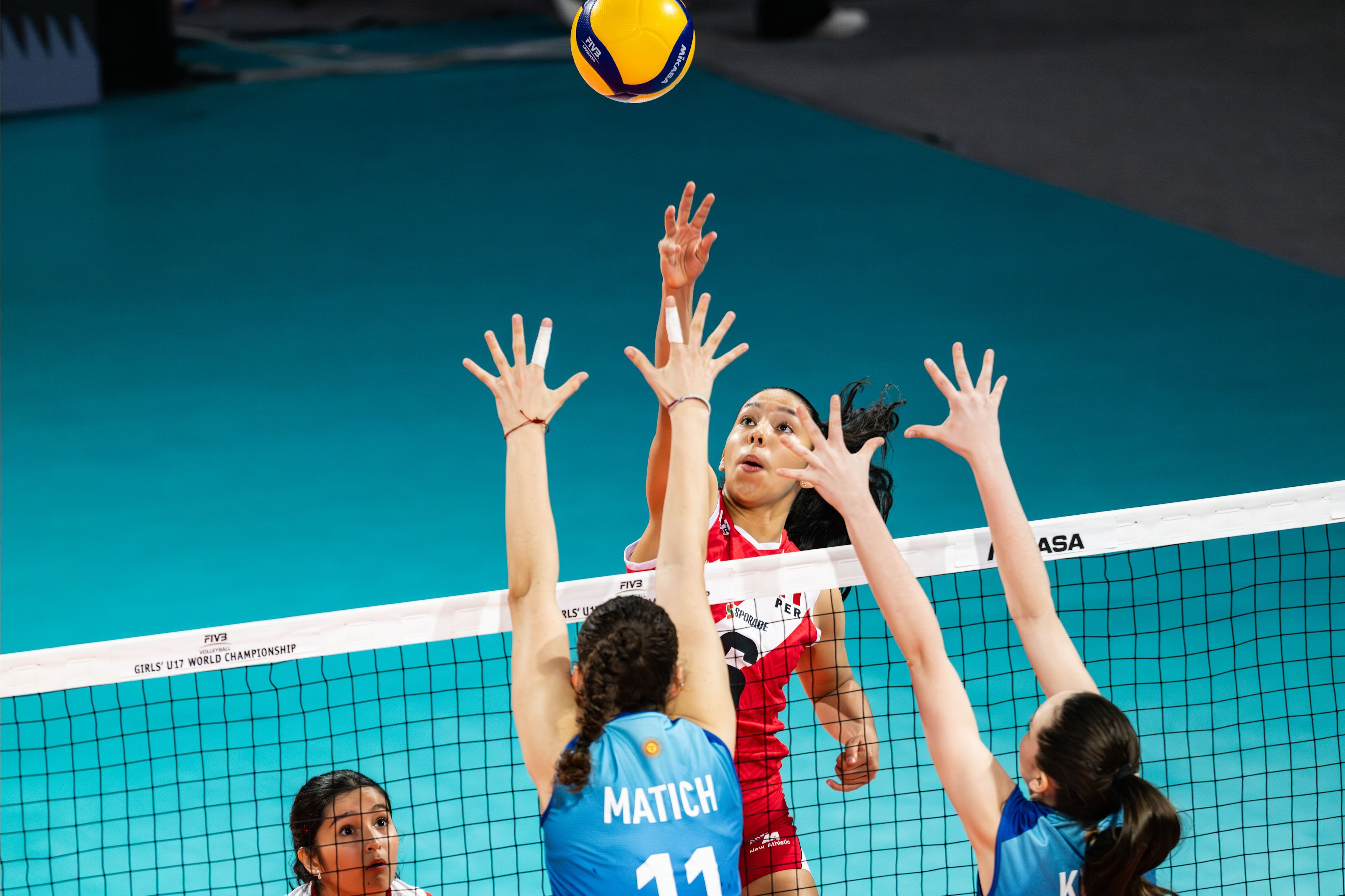 Ariana Vásquez en acción durante el Perú vs Argentina por el Mundial Sub 17 de vóley.