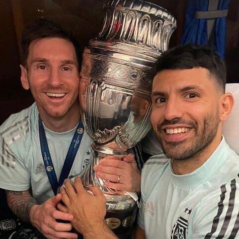 Saludo Messi al Kun Aguero