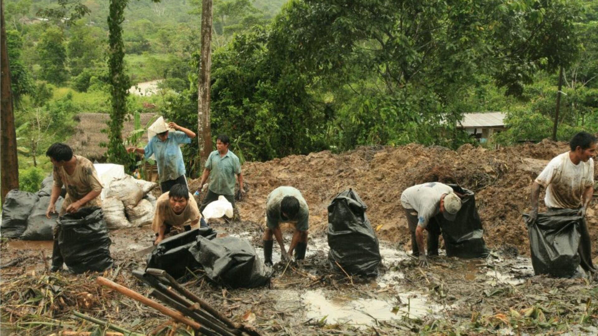 Comunidades awajún del Cenepa atraviesan rencillas a causa de los grupos dedicados a la minería ilegal, que generan graves consecuencias en sus territorios. Foto: IDL