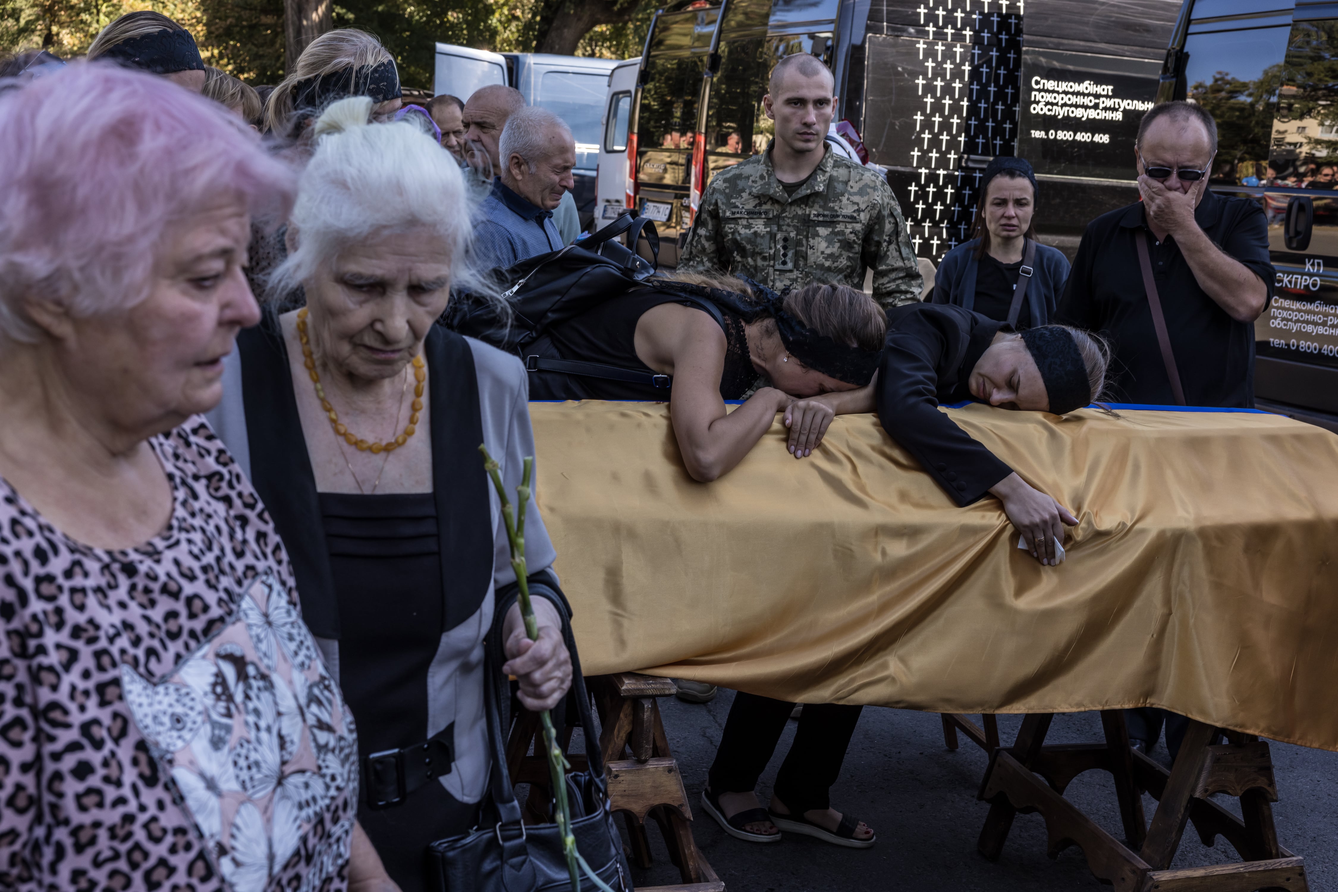 Vecinos se reunieron para cantar y encender velas en memoria de Petro Horodnytskyi. (Oksana Parafeniuk/The Washington Post)