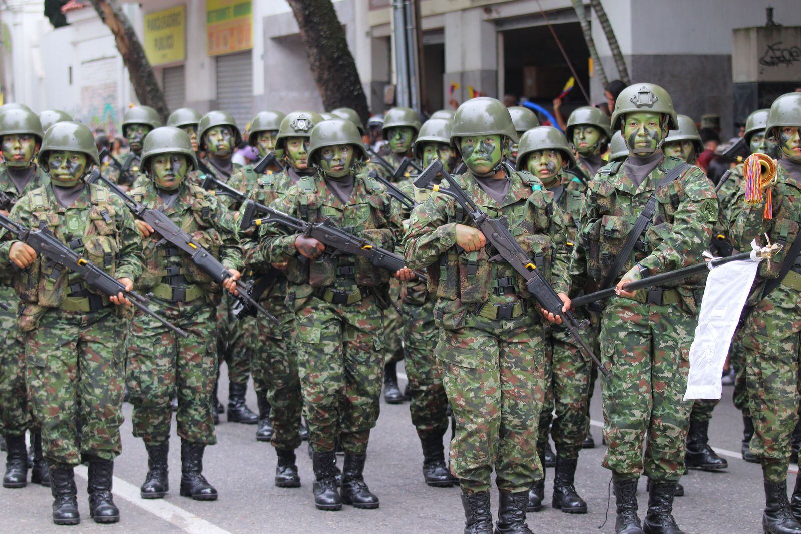 Esta mañana, se llevó a cabo el desfile militar y de policía en la tradicional Av. Sexta, en Cali - crédito @nuestroparche / x