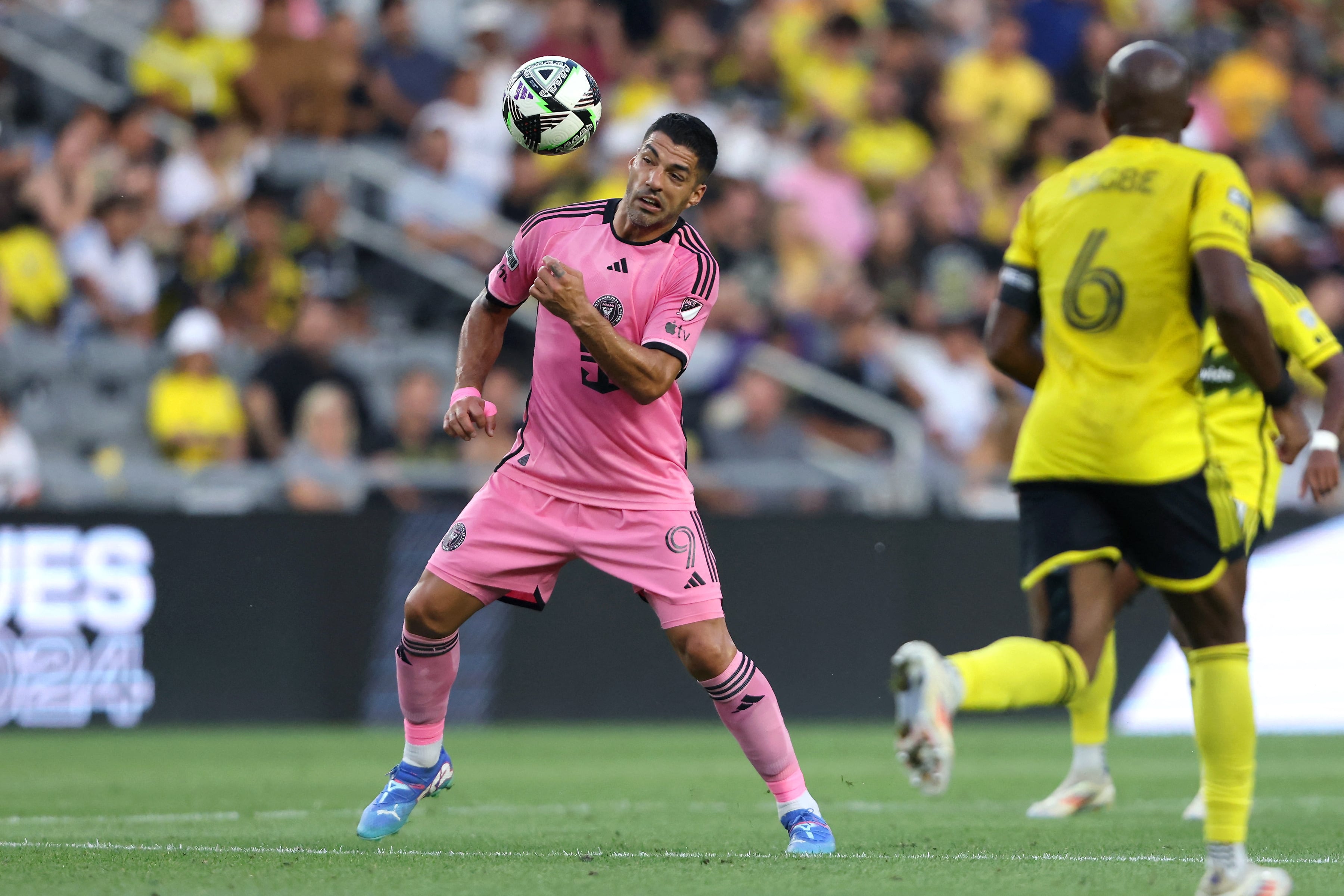 13 de agosto de 2024; Ohio, EE. UU. El delantero del Inter Miami CF, Luis Suárez (9), controla el balón durante la primera mitad contra el Columbus Crew en Lower.com (Crédito obligatorio: Joseph Maiorana-USA TODAY Sports)