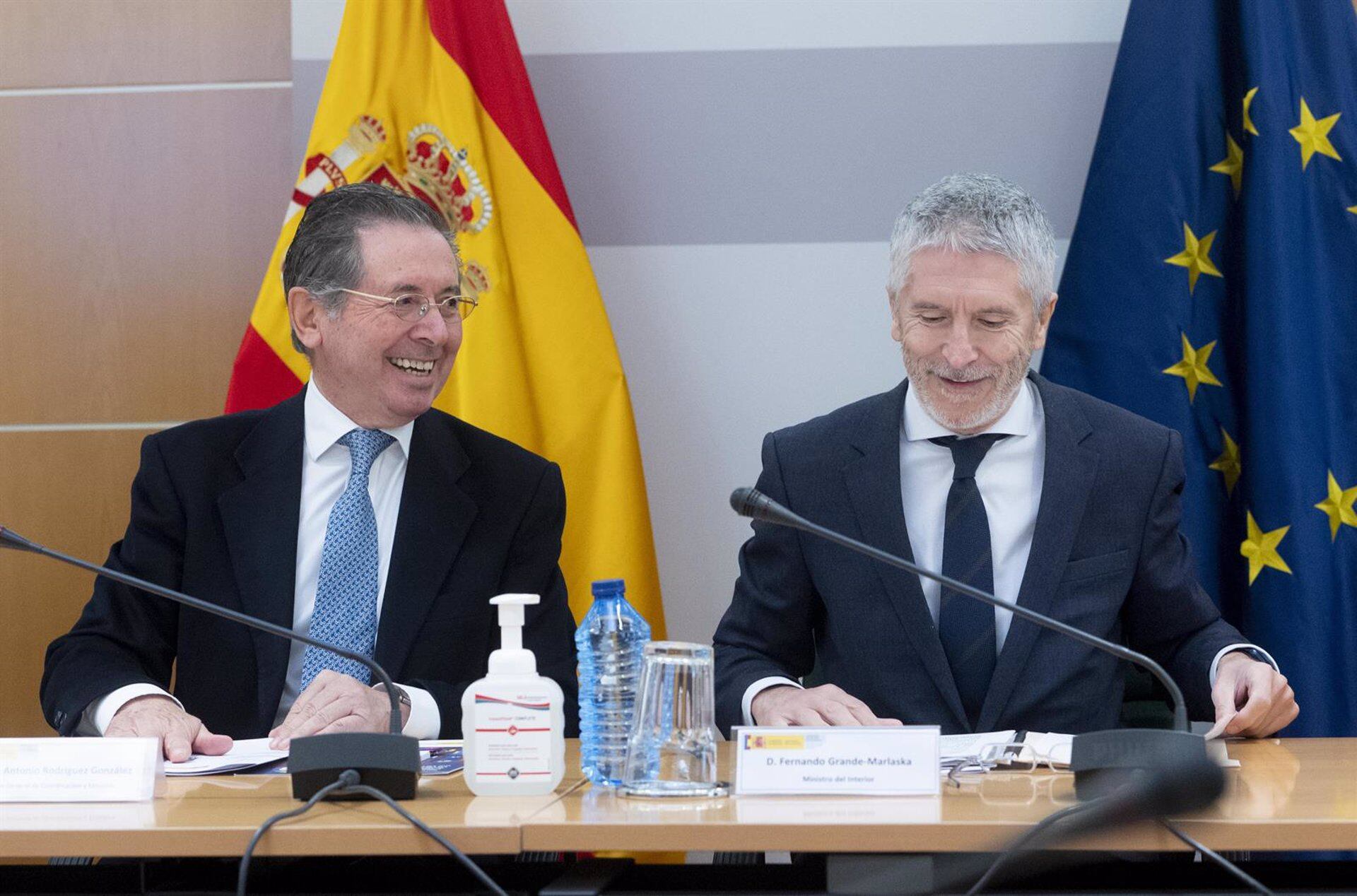 El director general de Coordinación y Estudios, José Antonio Rodríguez González (i), y el ministro del Interior, Fernando Grande-Marlaska (d), durante la comisión de seguimiento del II Plan de Lucha contra los Delitos de Odio. (Alberto Ortega/Europa Press)
