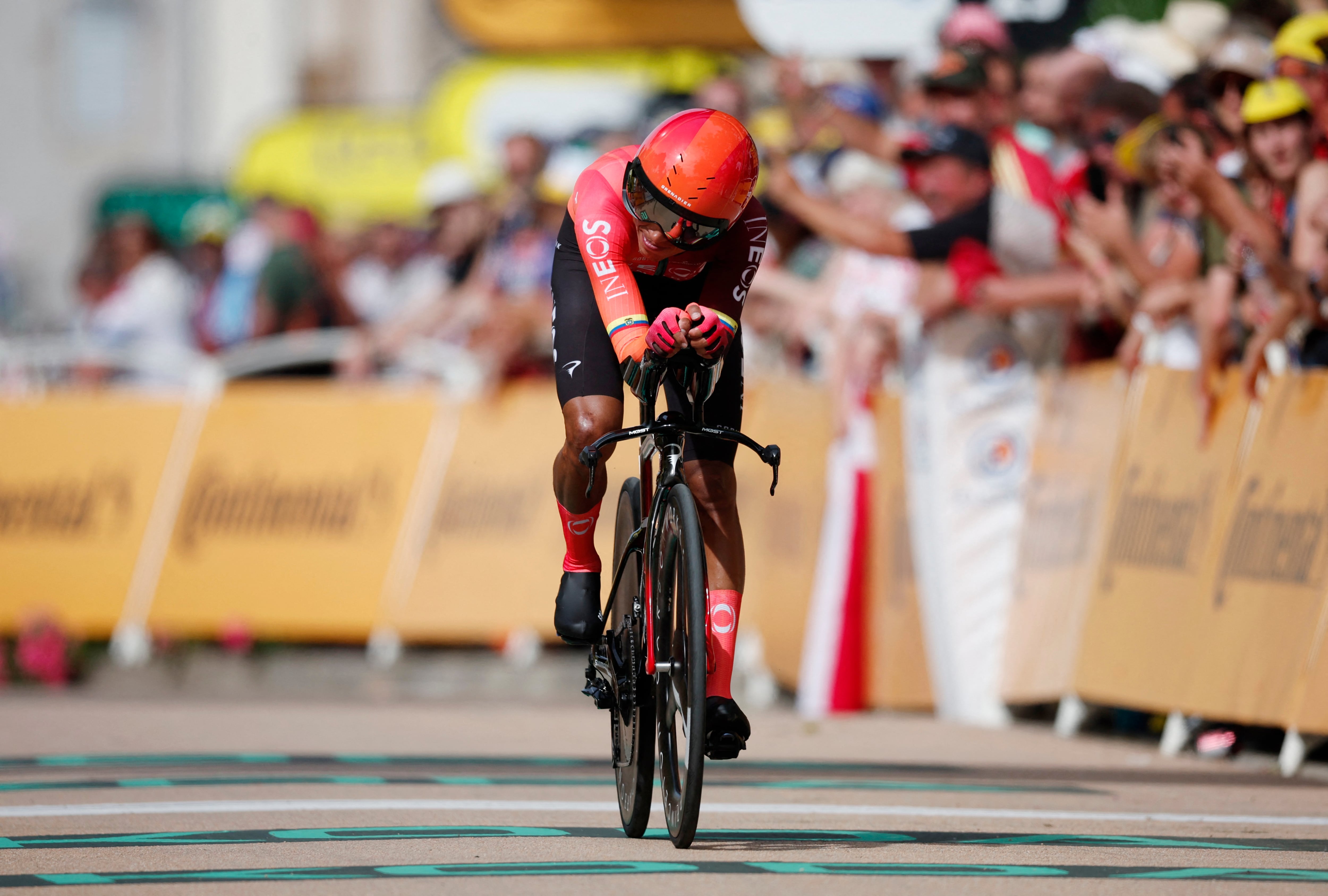 Egan Bernal sigue sólido en el pelotón en la etapa 8 del Tour de Francia, conservando su posición en la tabla general crédito Stephane Mahe / REUTERS