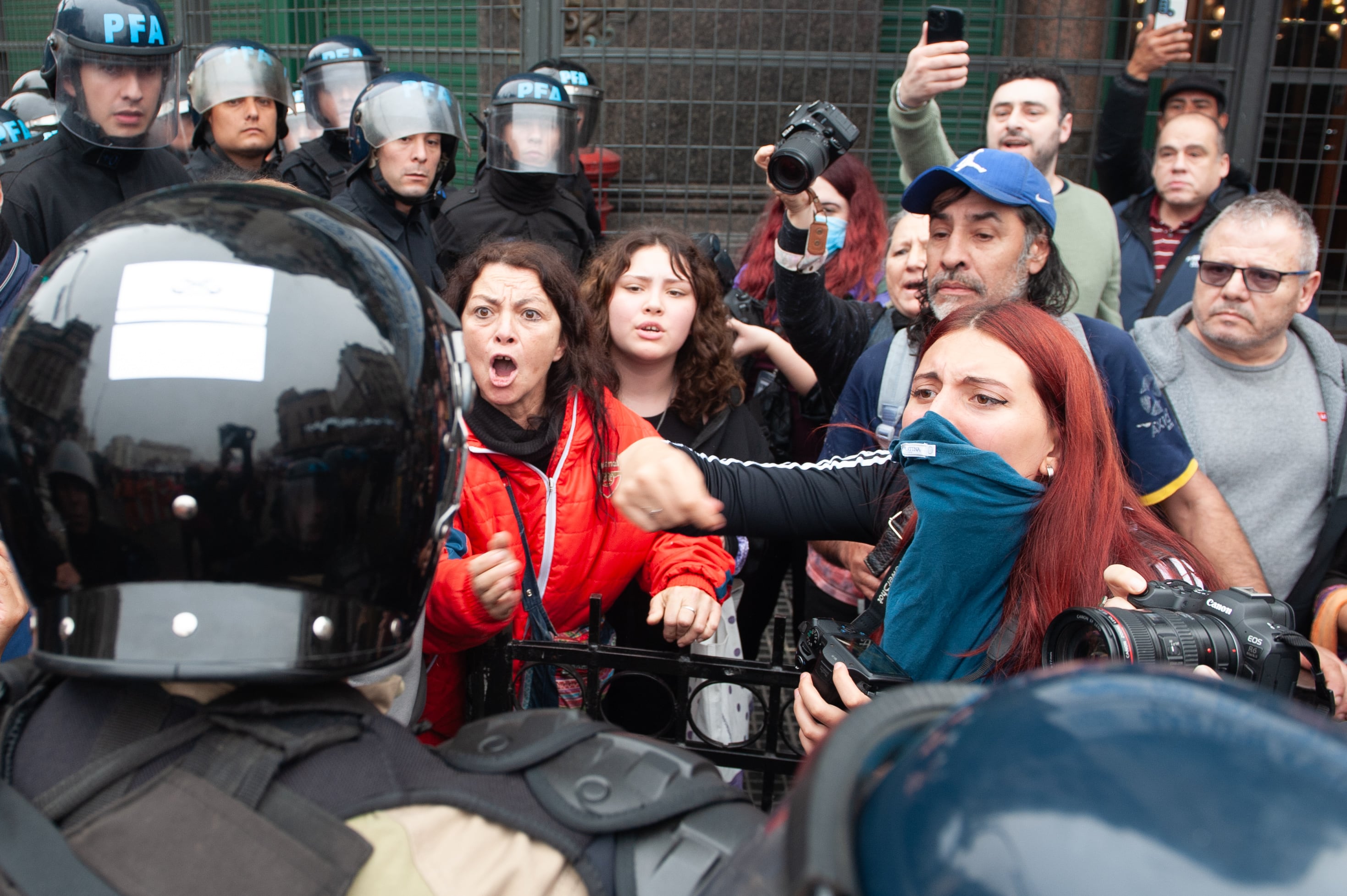 Tensión en el congreso mientras se debate la ley bases en el senado