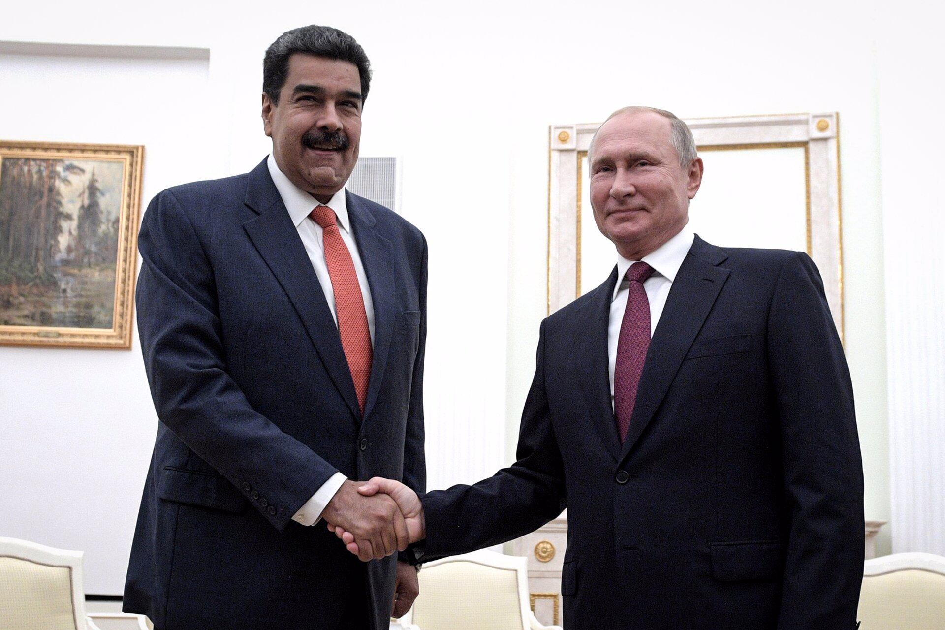 Vladimir Putin, estrecha la mano al dictador venezolano, Nicolás Maduro (izq.). POLITICA INTERNACIONAL

