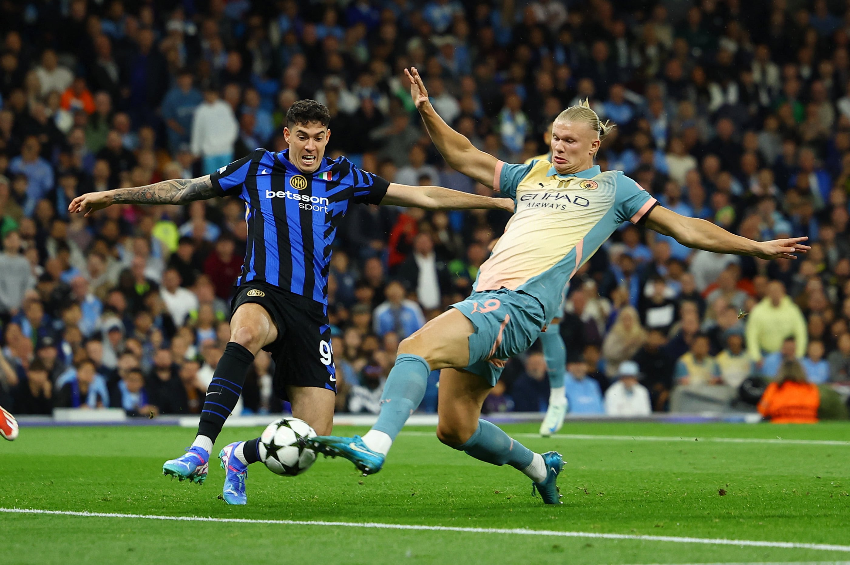 Erling Haaland pelea por el balón con Alessandro Bastoni (REUTERS/Molly Darlington)