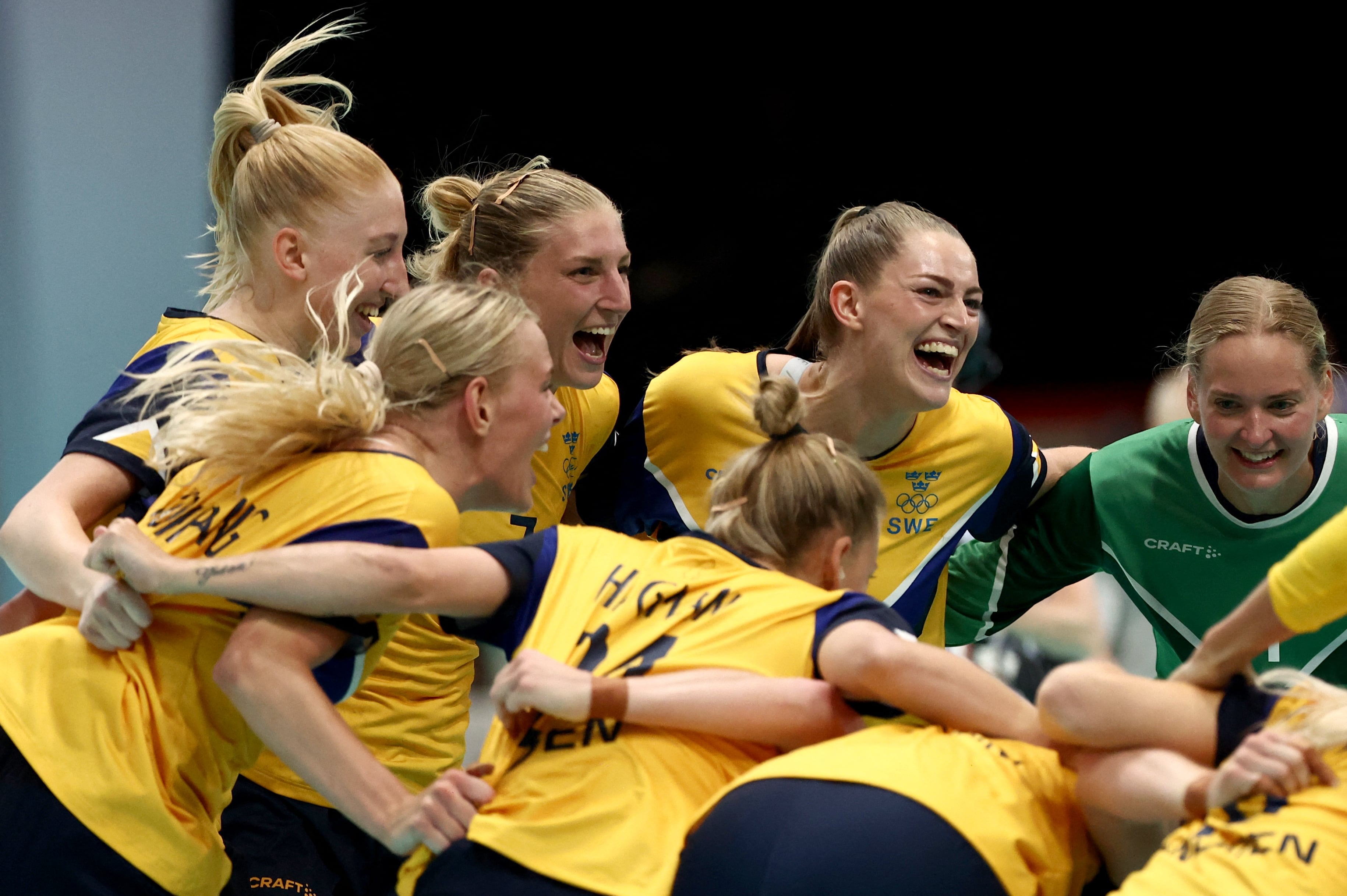 Las suecas Linn Blohm, Kristin Thorleifsdottir y Johanna Bundsen festejan en el handball. REUTERS/Eloisa Lopez