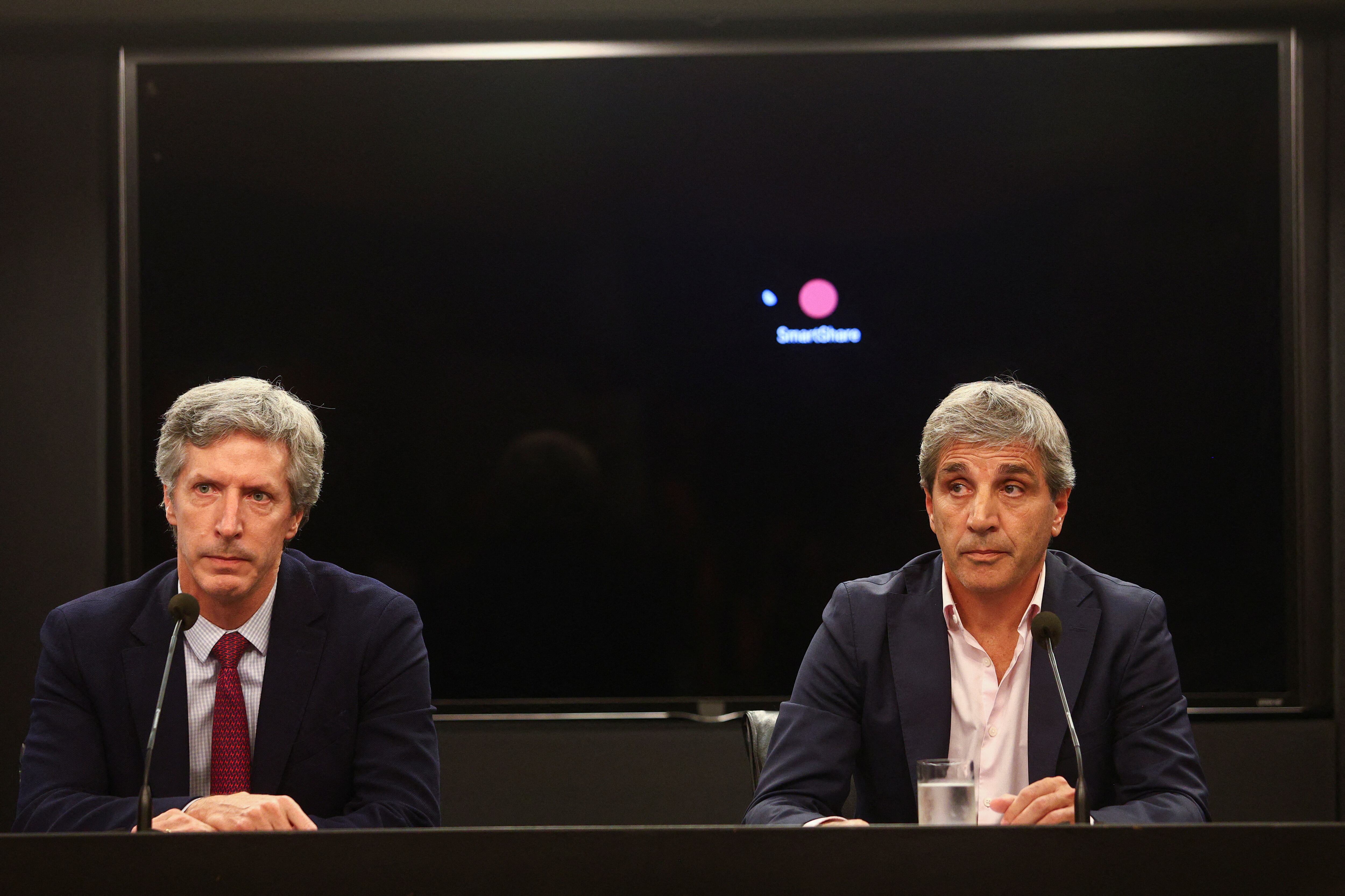 Santiago Bausili, presidente del BCRA, y Luis Caputo, ministro de Economía. REUTERS/Matias Baglietto