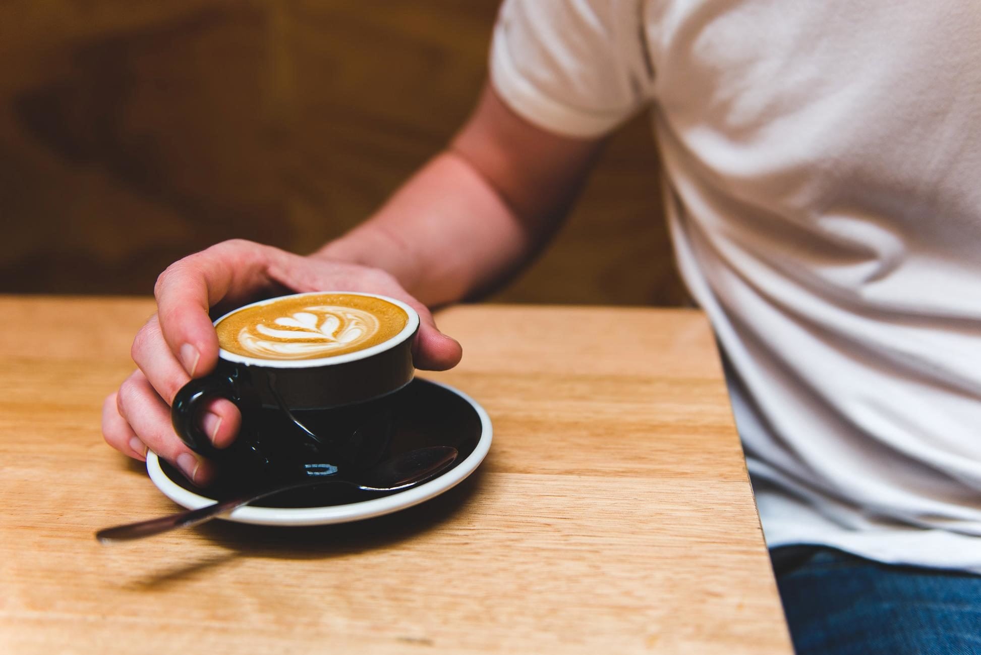 Un hombre bebiendo una taza de café (Pixnio)