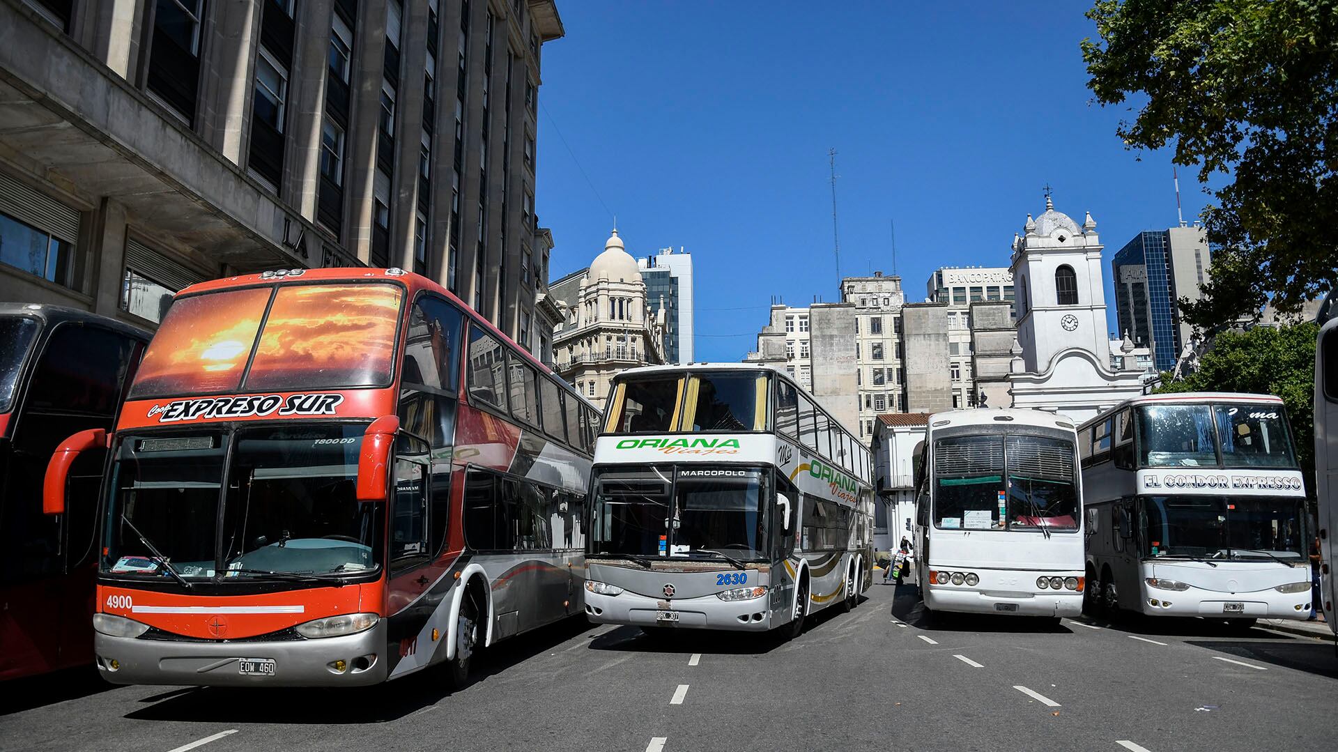 Según el Ministerio de Desregulación y Transformación del Estado, la nueva normativa permitirá a las empresas fijar recorridos, horarios y precios de forma libre, eliminando restricciones que regían desde hace más de 30 años, con el objetivo de modernizar el transporte (Télam)