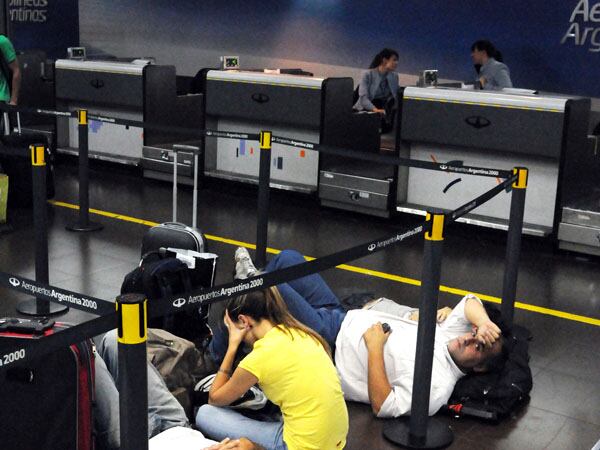 Pasajeros demorados en el aeropuerto de Ezeiza. Foto de archivo.