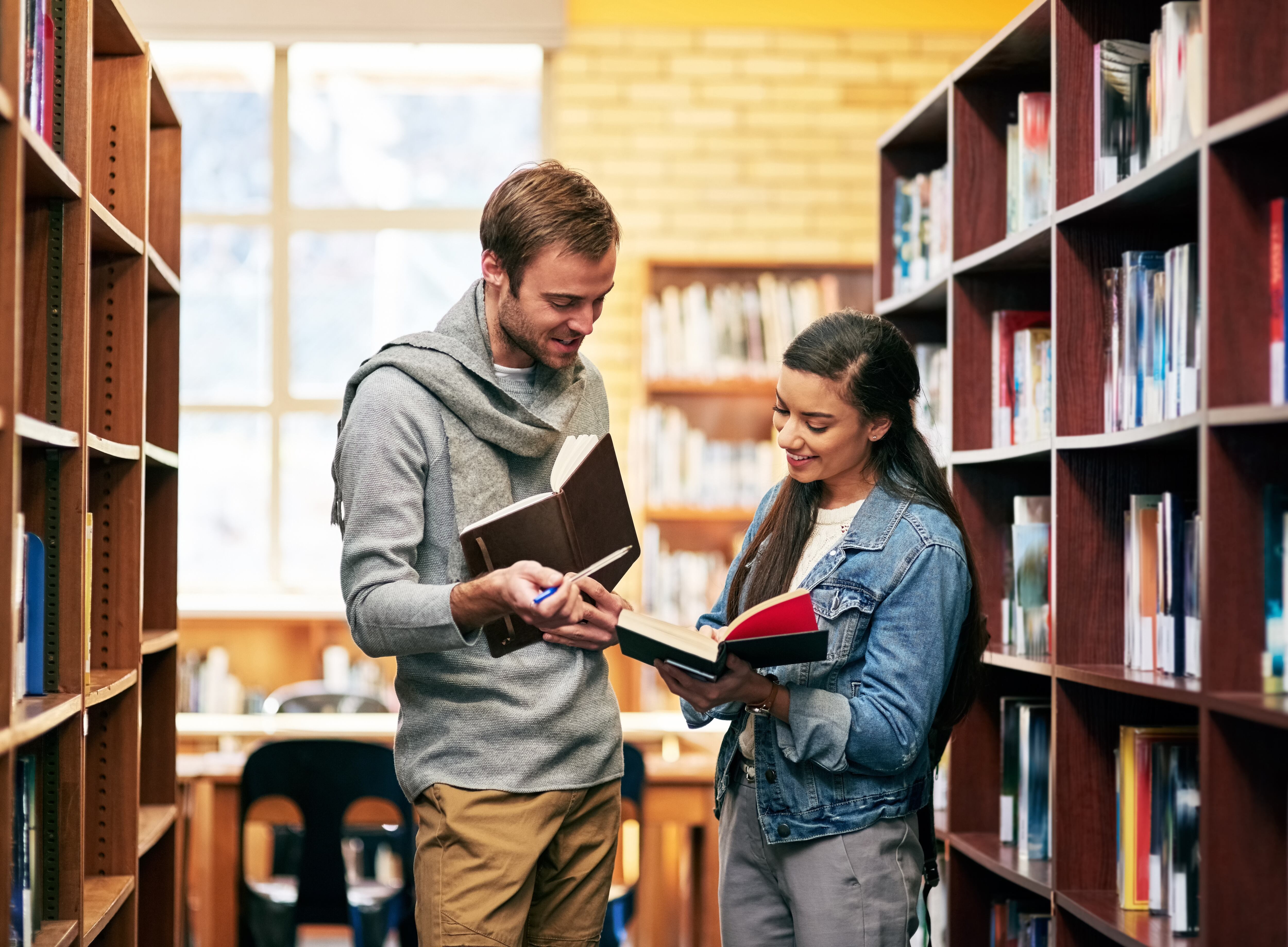 Estudiantes en una biblioteca (Shutterstock España)