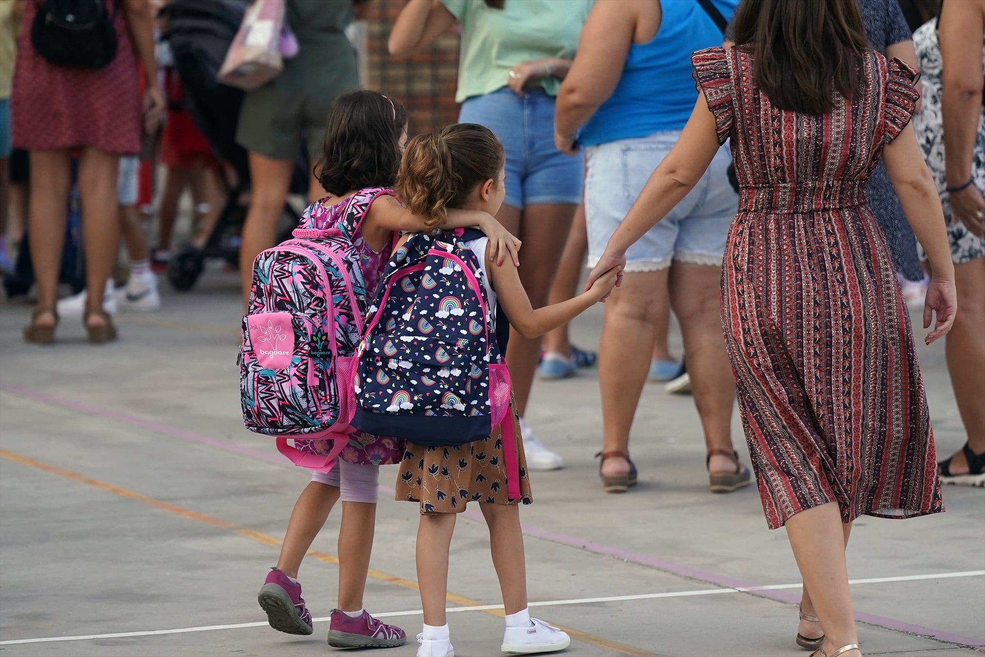 Alumnos entrando a clase. (Álex Zea / Europa Press)