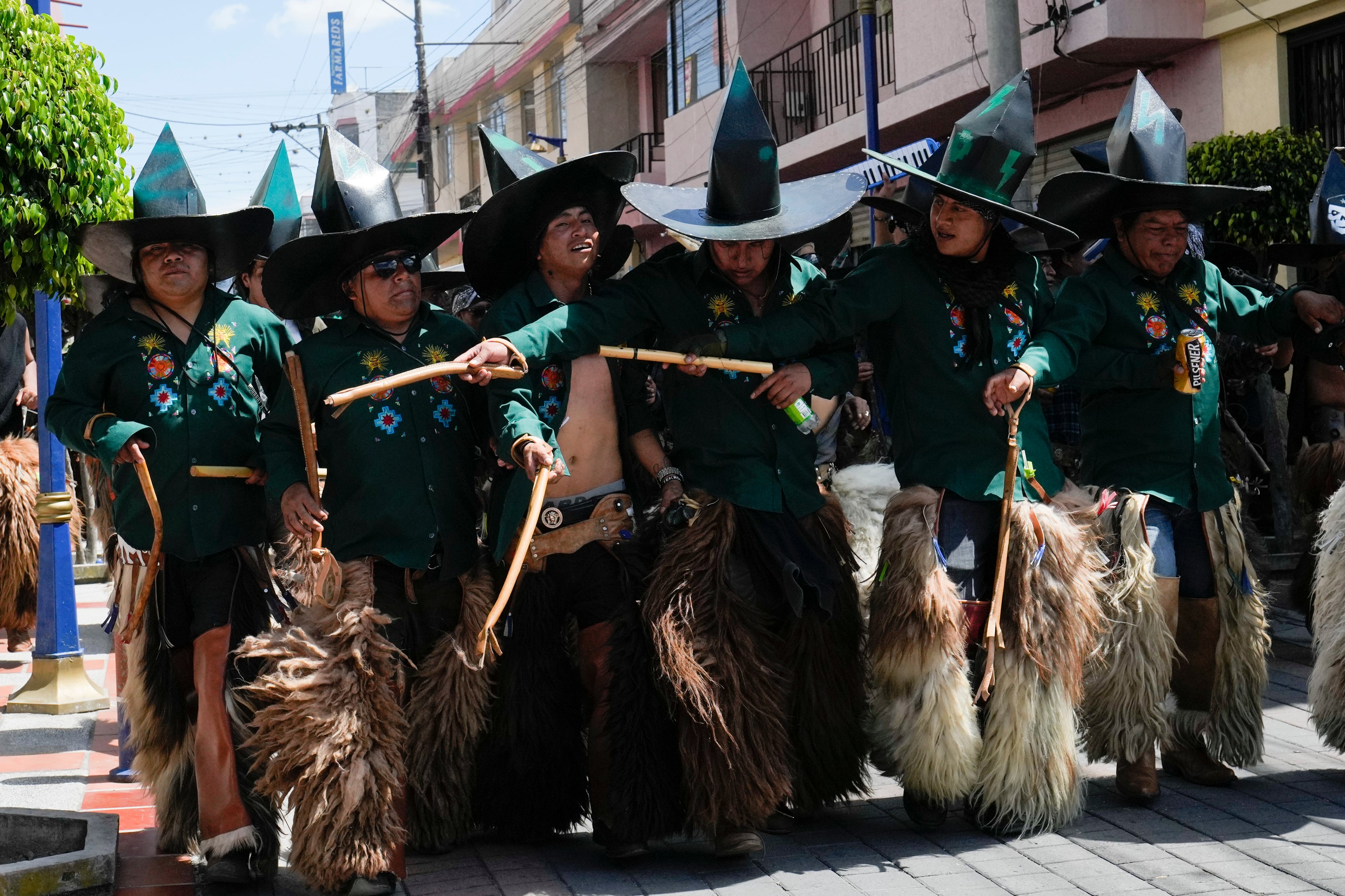 Un ritual en honor al dios indígena del Sol con la esperanza de recibir buenas cosechas durante el Inti Raymi, el el Festival del Sol, en una plaza en Cotacachi, Ecuador, en 2024. (AP Foto/Dolores Ochoa)