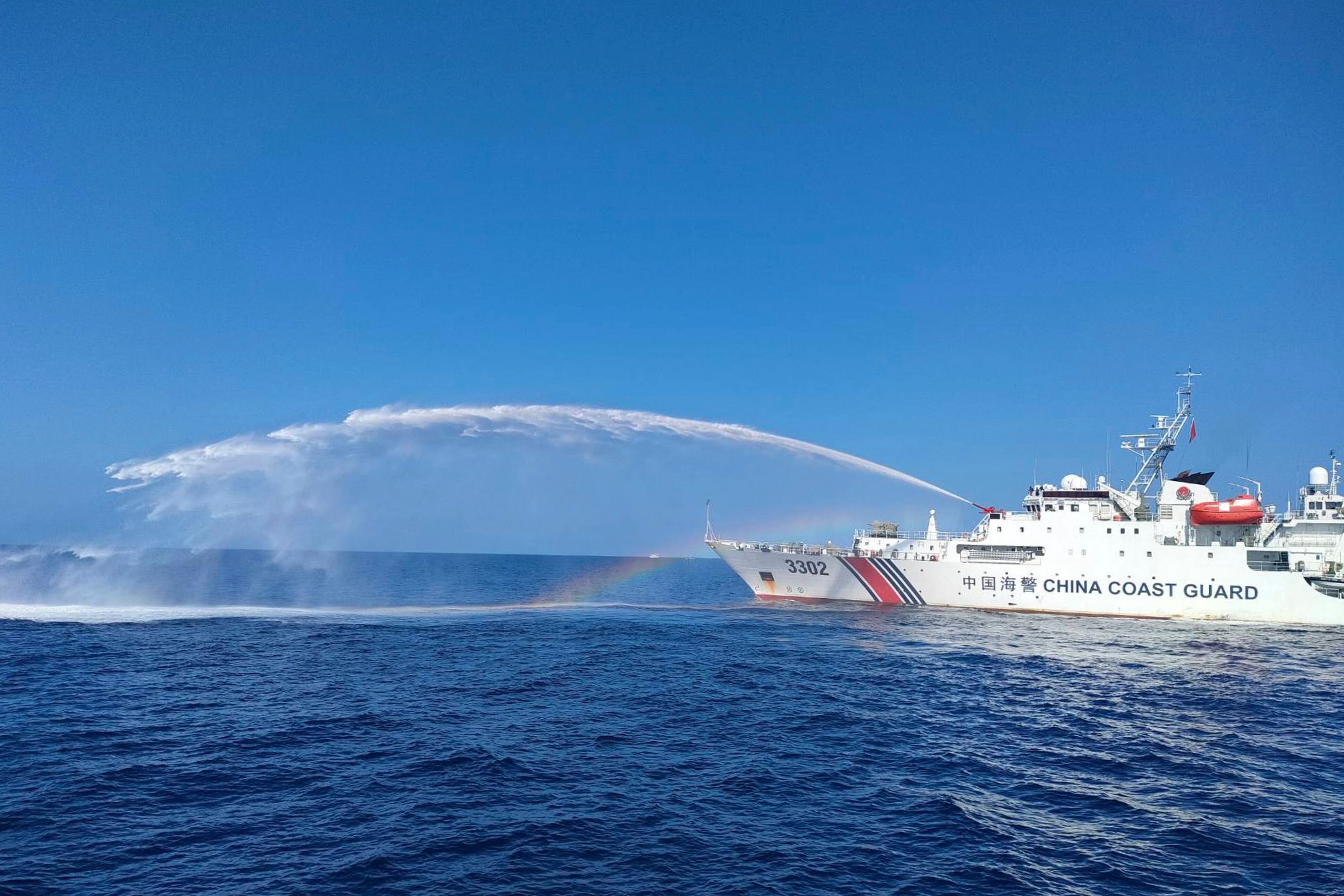 Un barco de la guardia costera china dispara un cañón de agua contra un barco del Departamento de Pesca y Recursos Acuáticos de Filipinas, en el disputado Mar de China Meridional (Guardia Costera de Filipinas via AP)
