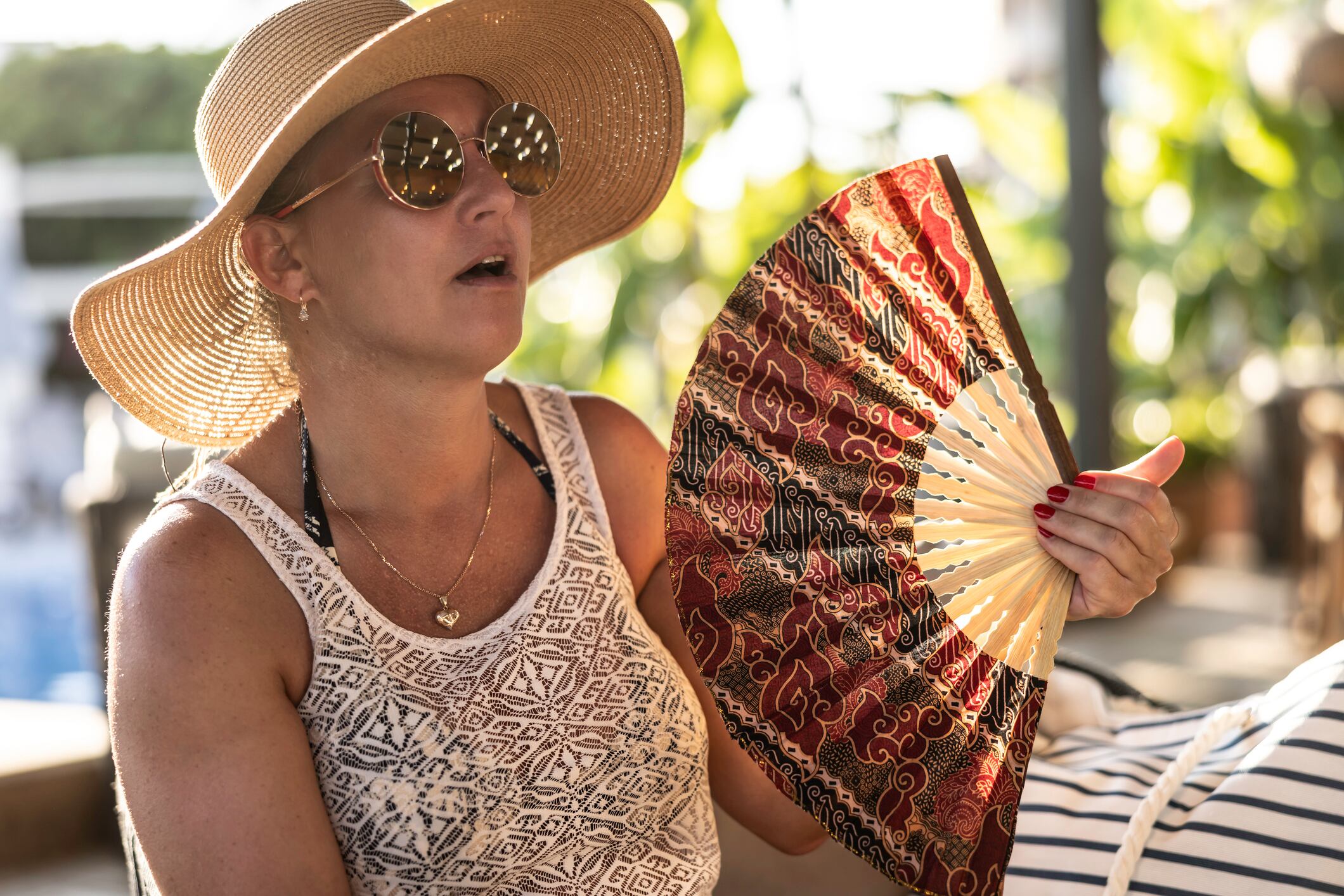 Una mujer sufriendo la ola de calor (GETTY)