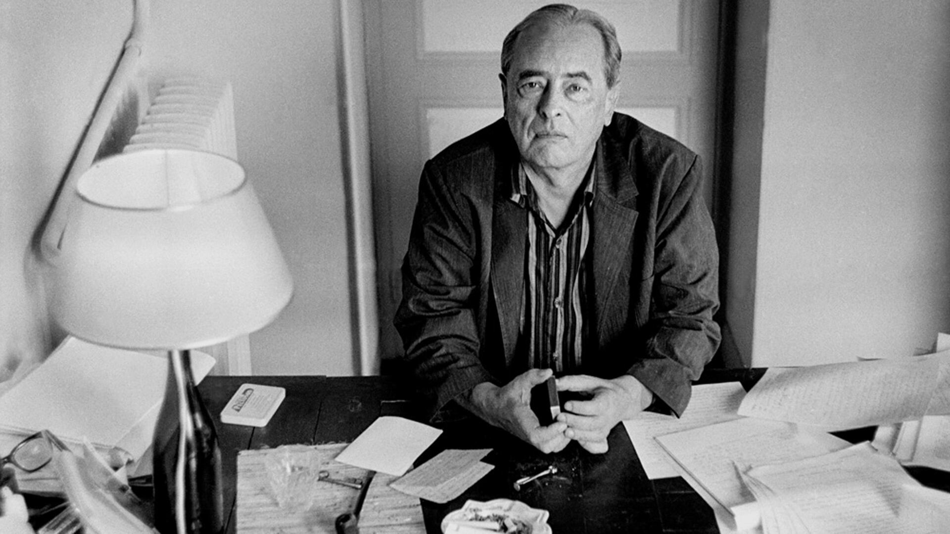 120 años de Gombrowicz: 5 libros sobre el hombre que “usó su genio para hacerse sospechoso”