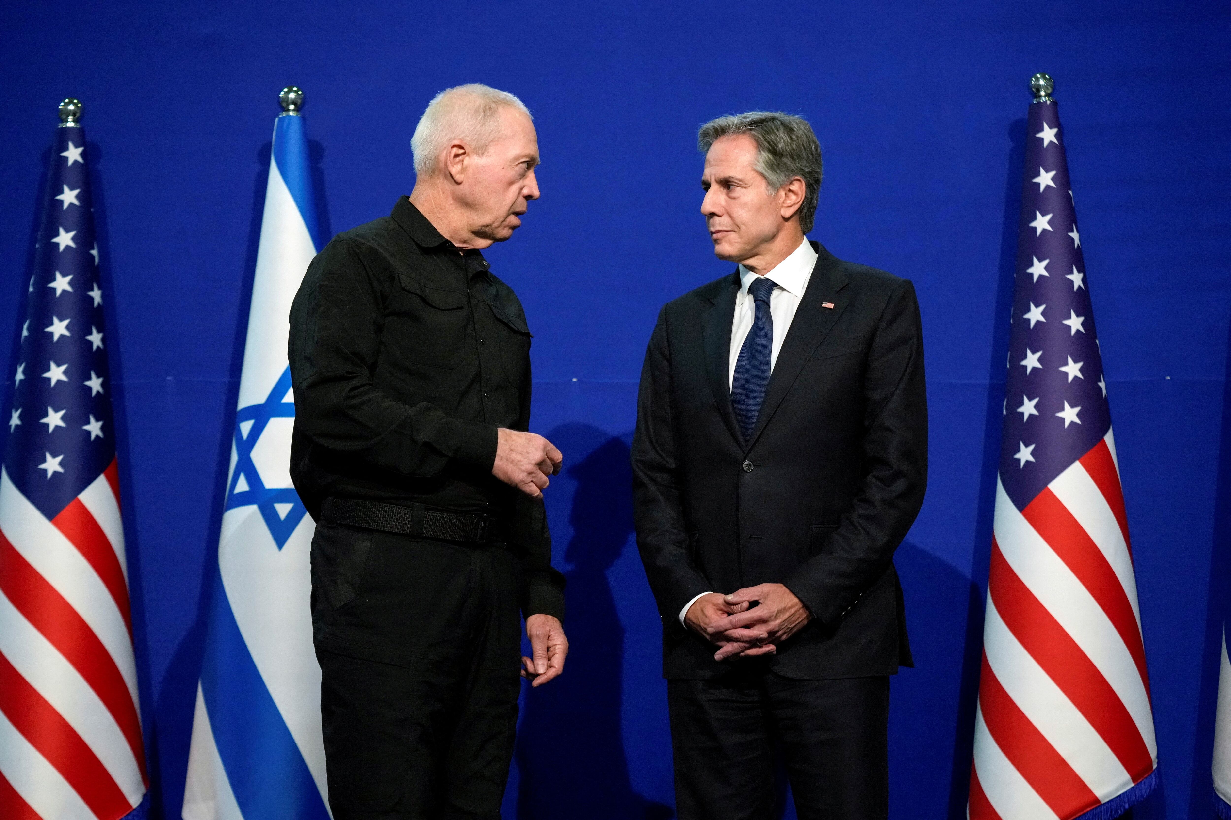 Anthony Blinken reunido con Yoav Gallant, ministro de Defensa israelí, pidiendo que no haya una escalada en el Líbano. (Jacquelyn Martin/Pool via REUTERS)