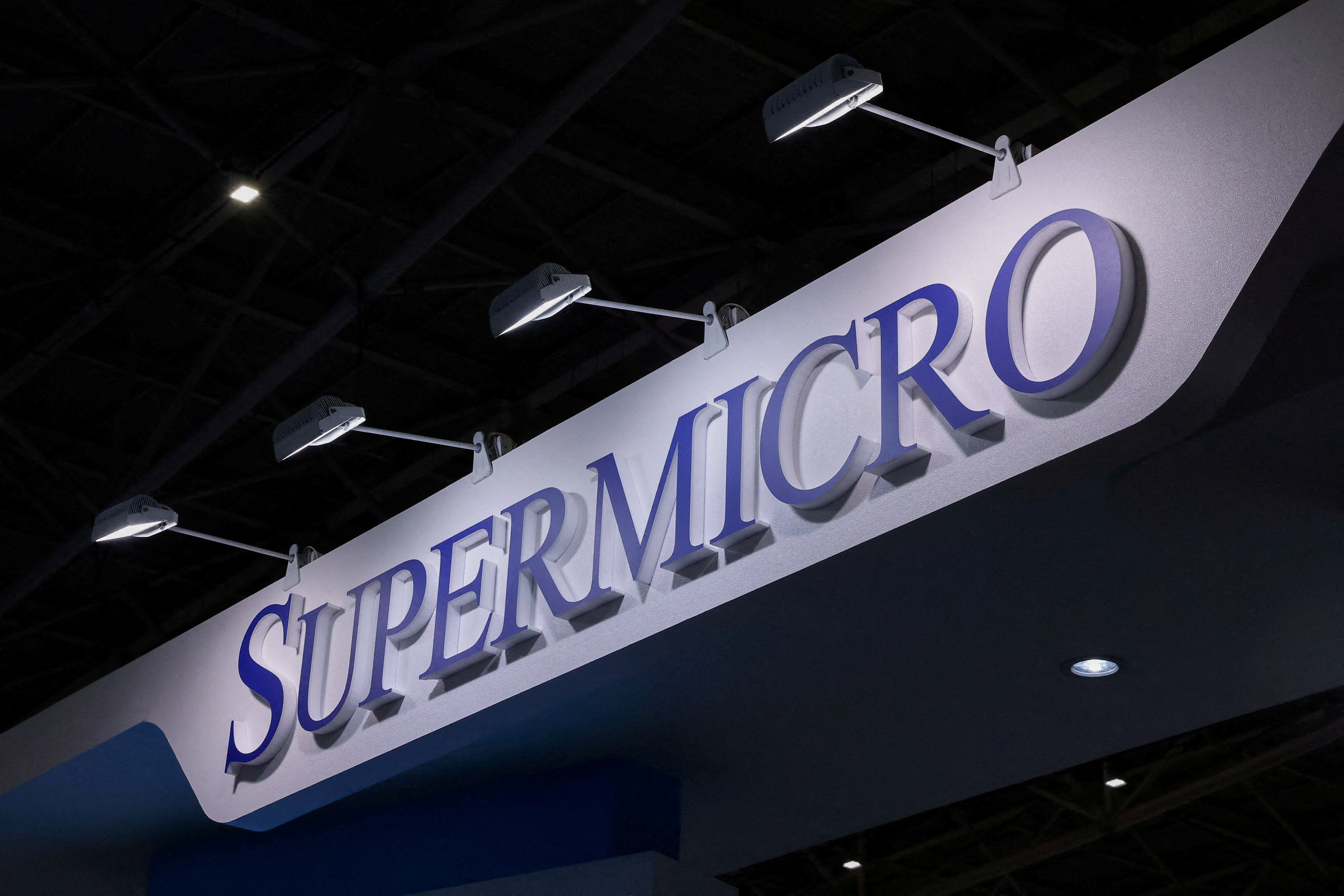 Supermicro ofrece servidores y soluciones de alto rendimiento que son fundamentales para las tareas de entrenamiento e inferencia de IA.
(REUTERS/Ann Wang/File Photo)