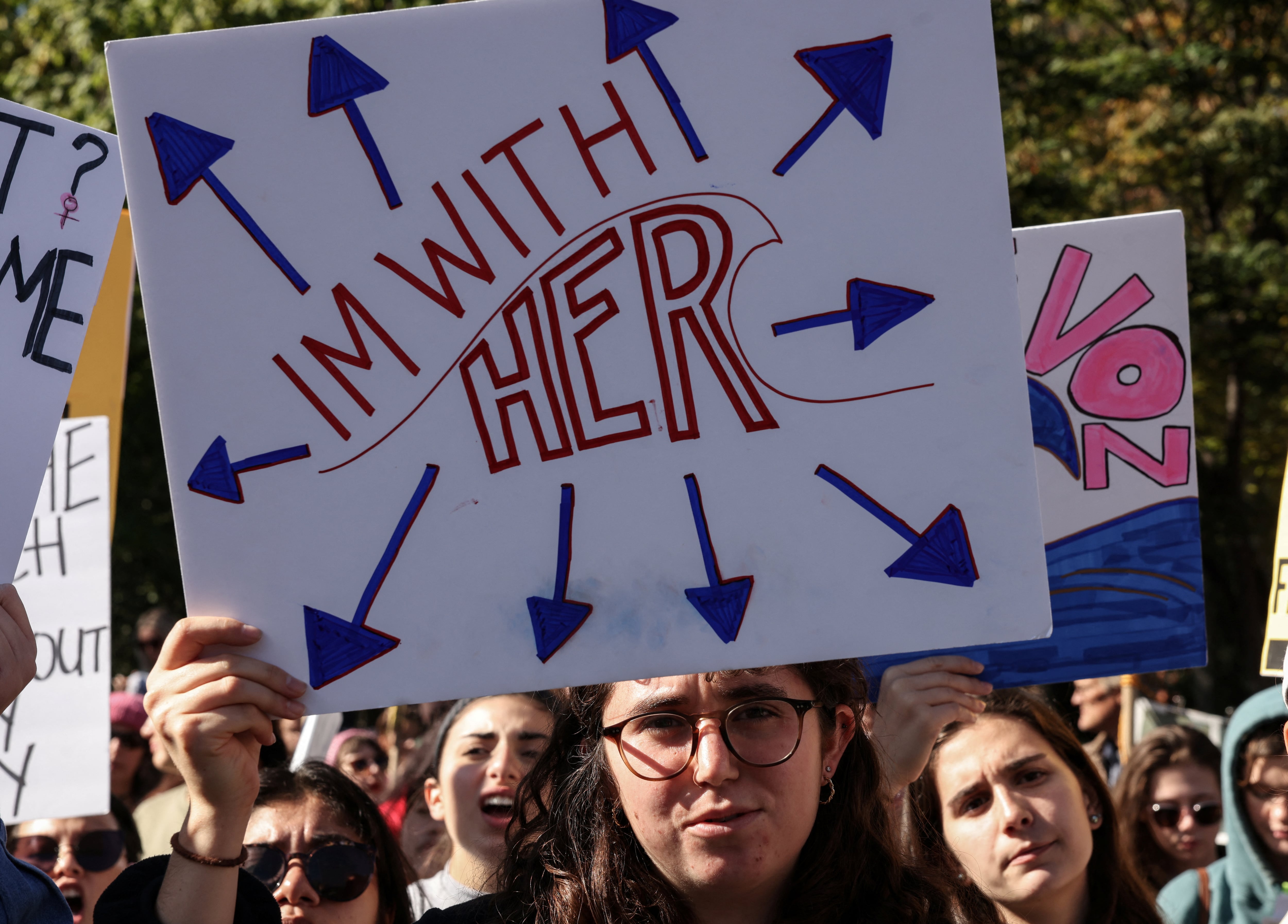 Los derechos reproductivos han cobrado importancia en los estados clave que determinarán el resultado de las elecciones. (REUTERS/Caitlin Ochs)