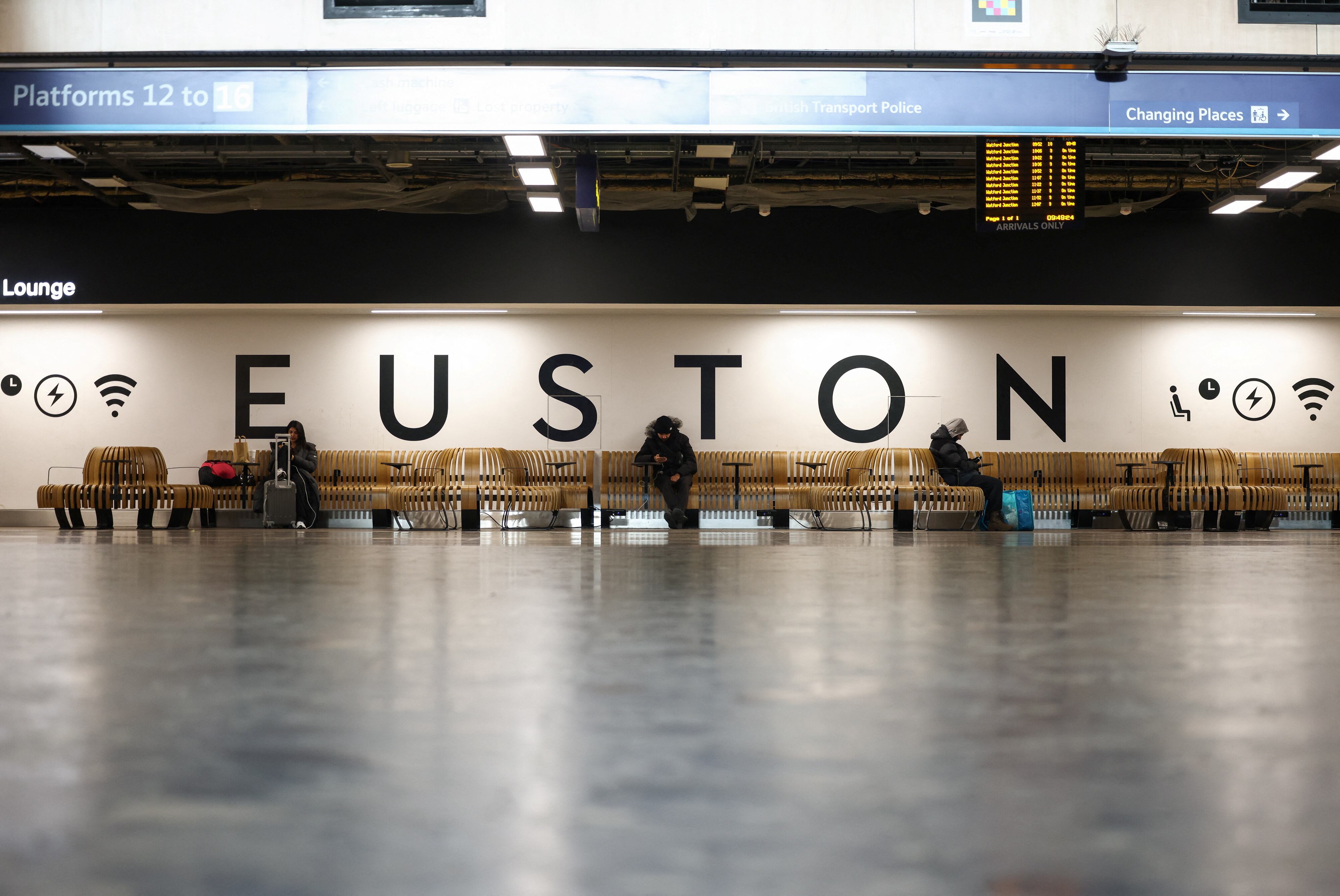 London Euston, una de las principales estaciones de trenes de la ciudad, fue afectada por el ataque cibernético a las redes de Wifi. (REUTERS/Henry Nicholls)