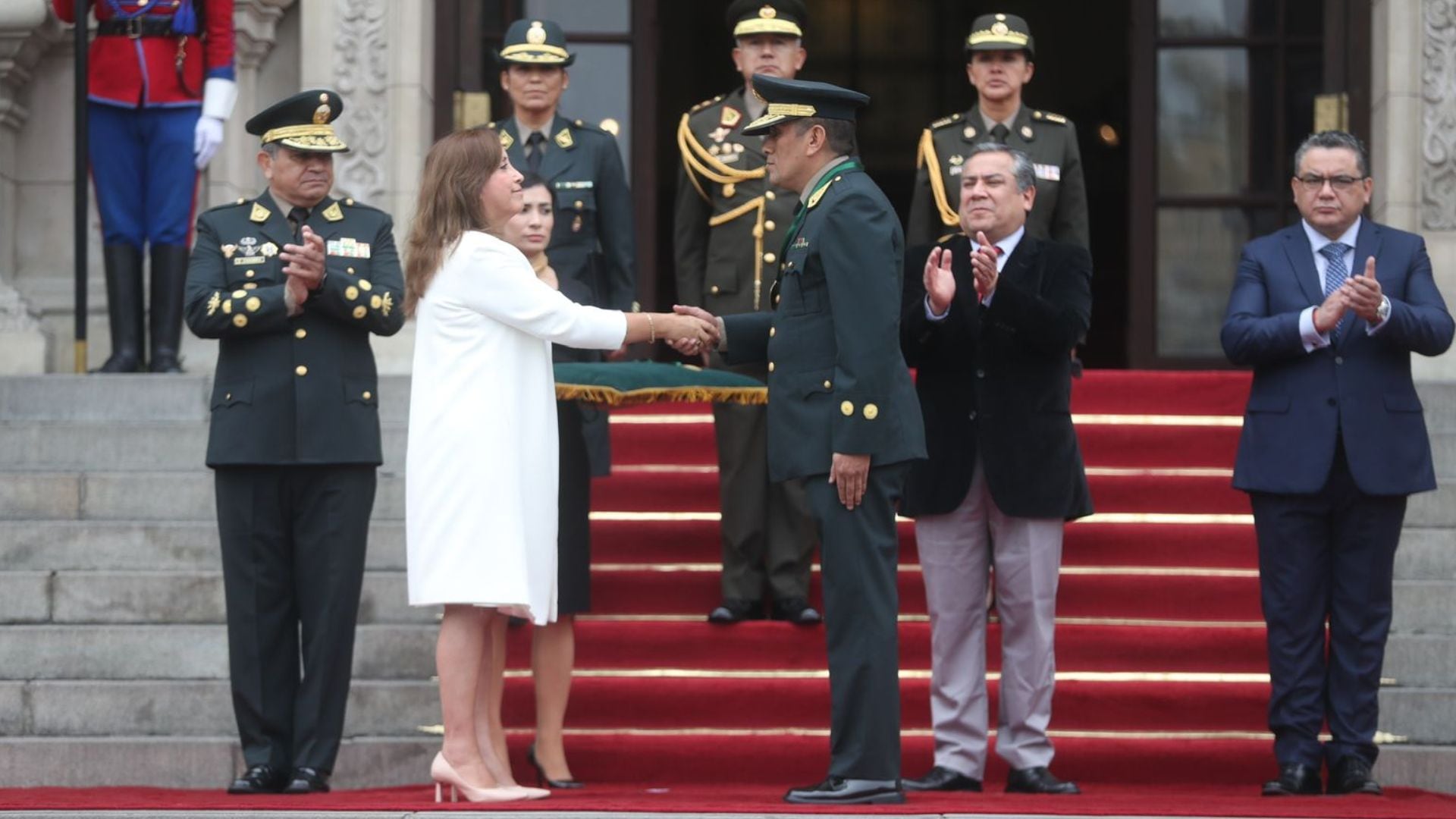 El premier Gustavo Adrianzén, el titular del Ministerio del Interior (Mininter), Juan José Santiváñez, el comandante general de la PNP, Víctor Zanabria, entre otras autoridades, acompañaron a la presidenta en el reconocimiento.