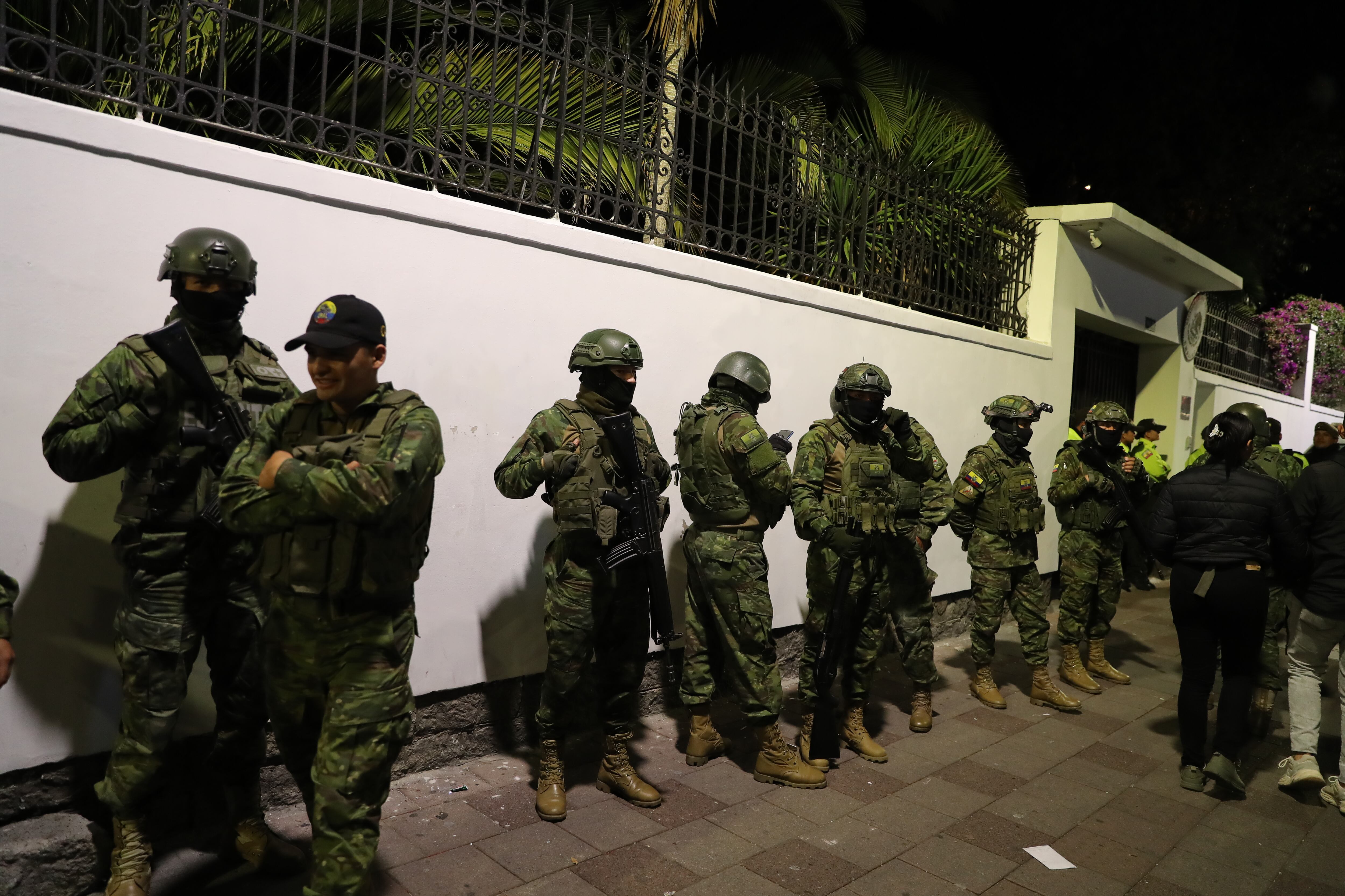 Fotografía de archivo de integrantes de un cuerpo élite de la Policía ecuatoriana cuando irrumpían en la Embajada de México para detener al exvicepresidente Jorge Glas, condenado por corrupción. EFE/ José Jácome 