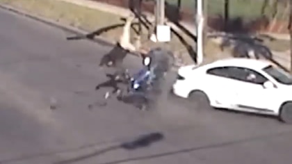 Video: una moto que iba a alta velocidad impactó contra un auto y el conductor salió despedido por el aire 
