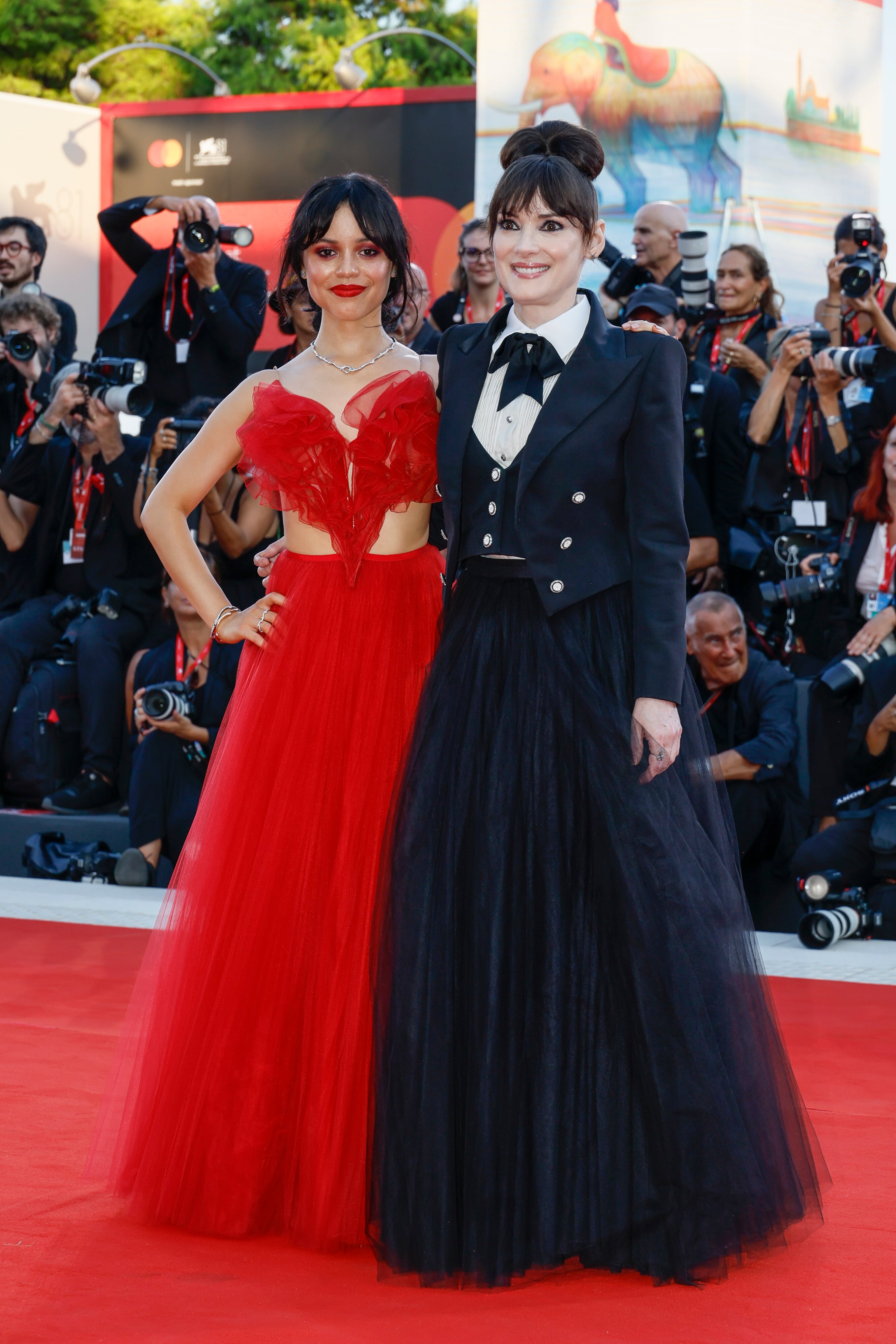 Jenna Ortega y Winona Ryder con dos de los looks que deslumbraron en la alfombra roja en Venecia
(Foto Joel C Ryan/Invision/AP)