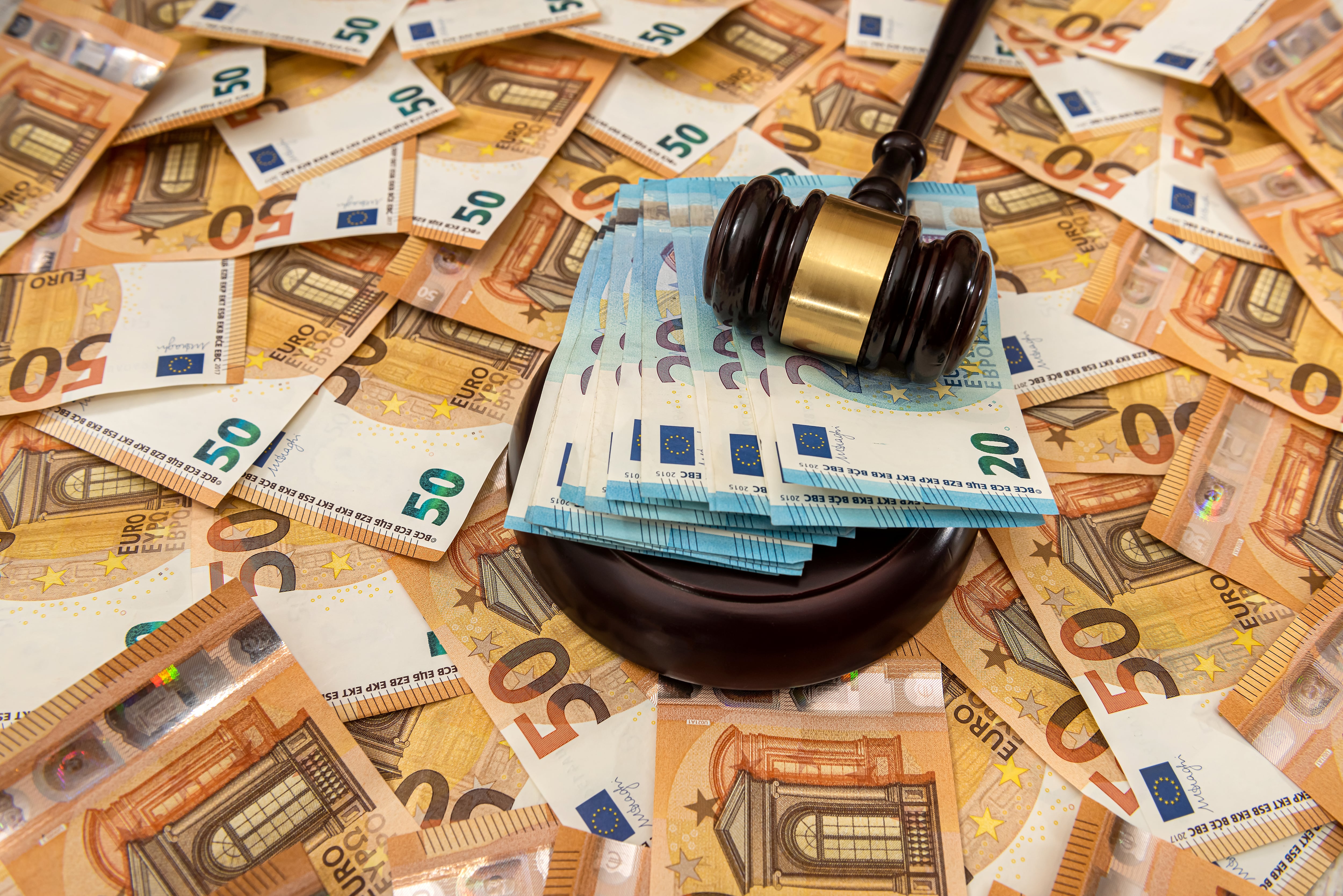 Un mazo de un tribunal con euros (ShutterStock).