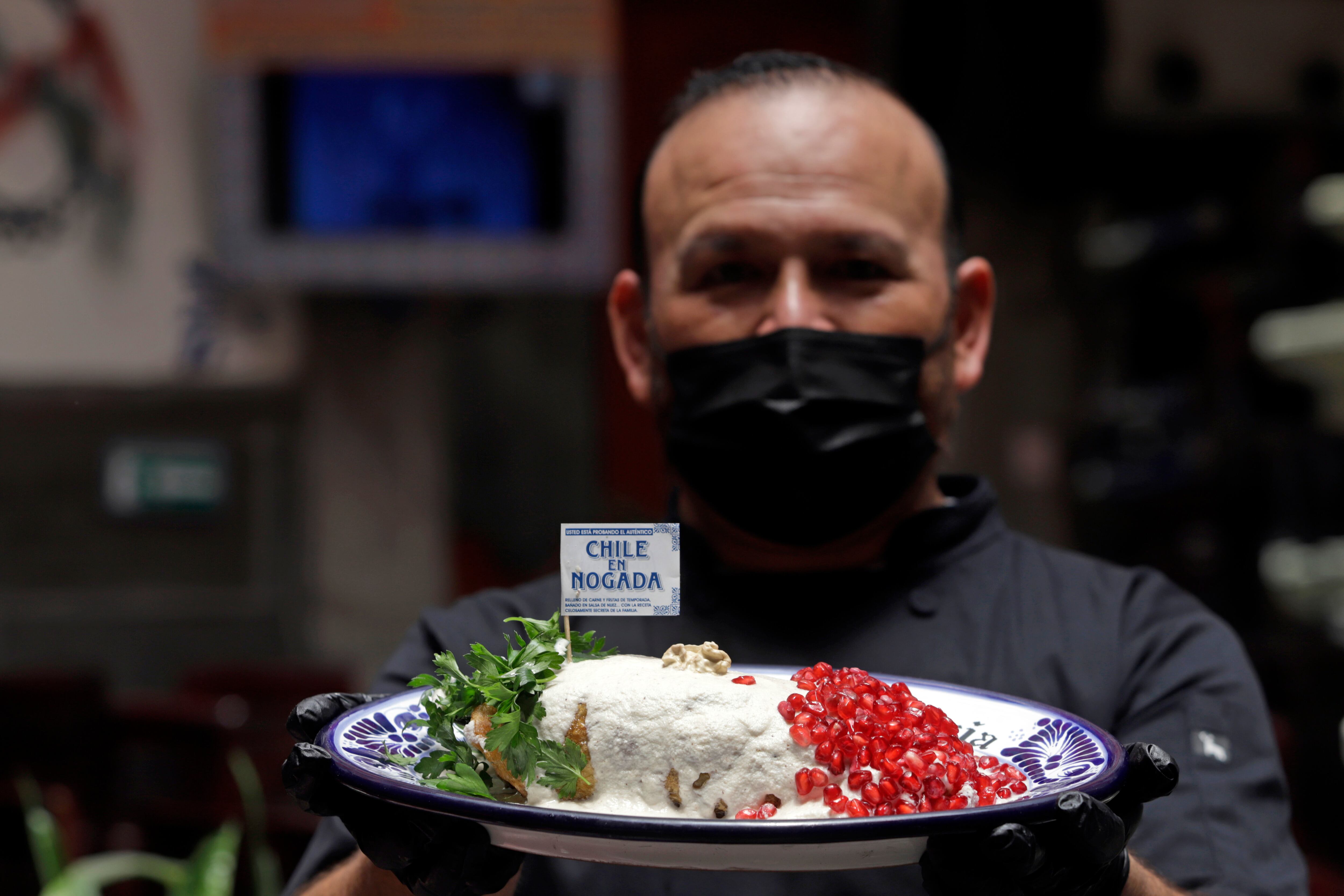 Uno de los platillos que se ofrece es el chile en nogada.  (Foto: EFE/ Hilda Ríos)
