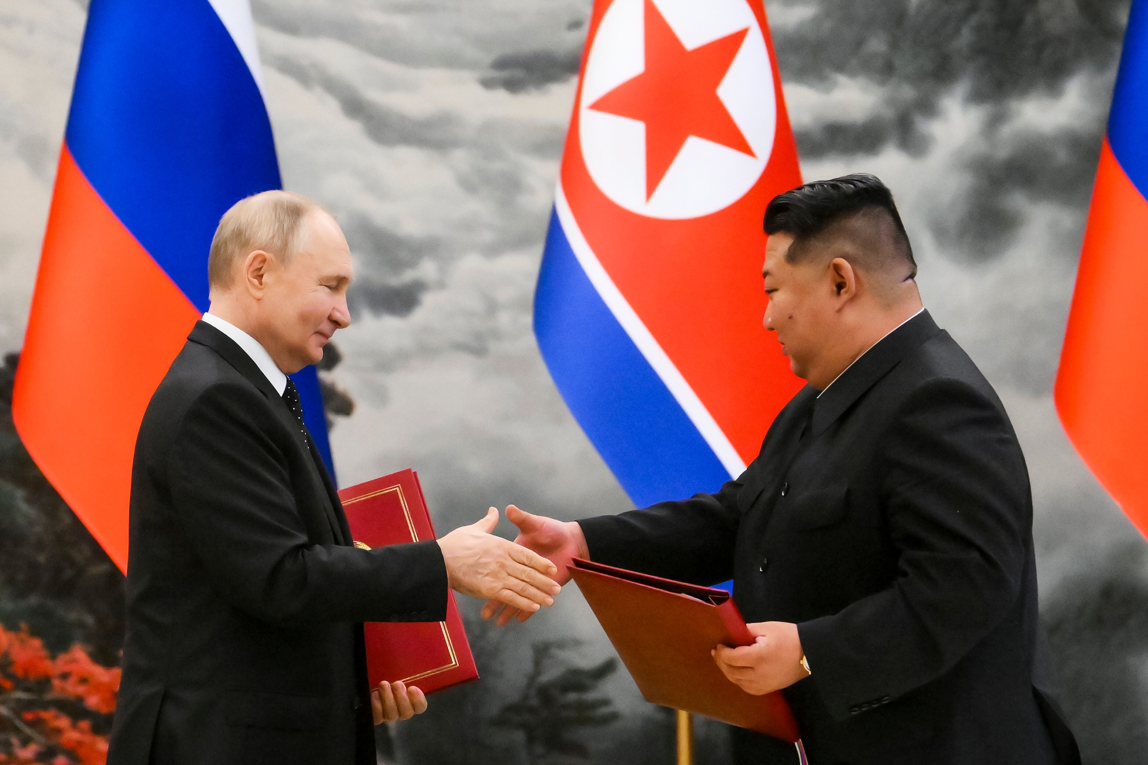 Durante su visita a Pyongyang, Vladimir Putin y Kim Jong-un firmaron un acuerdo de asociación estratégica, que prevé asistencia mutua en caso de agresión (AP)