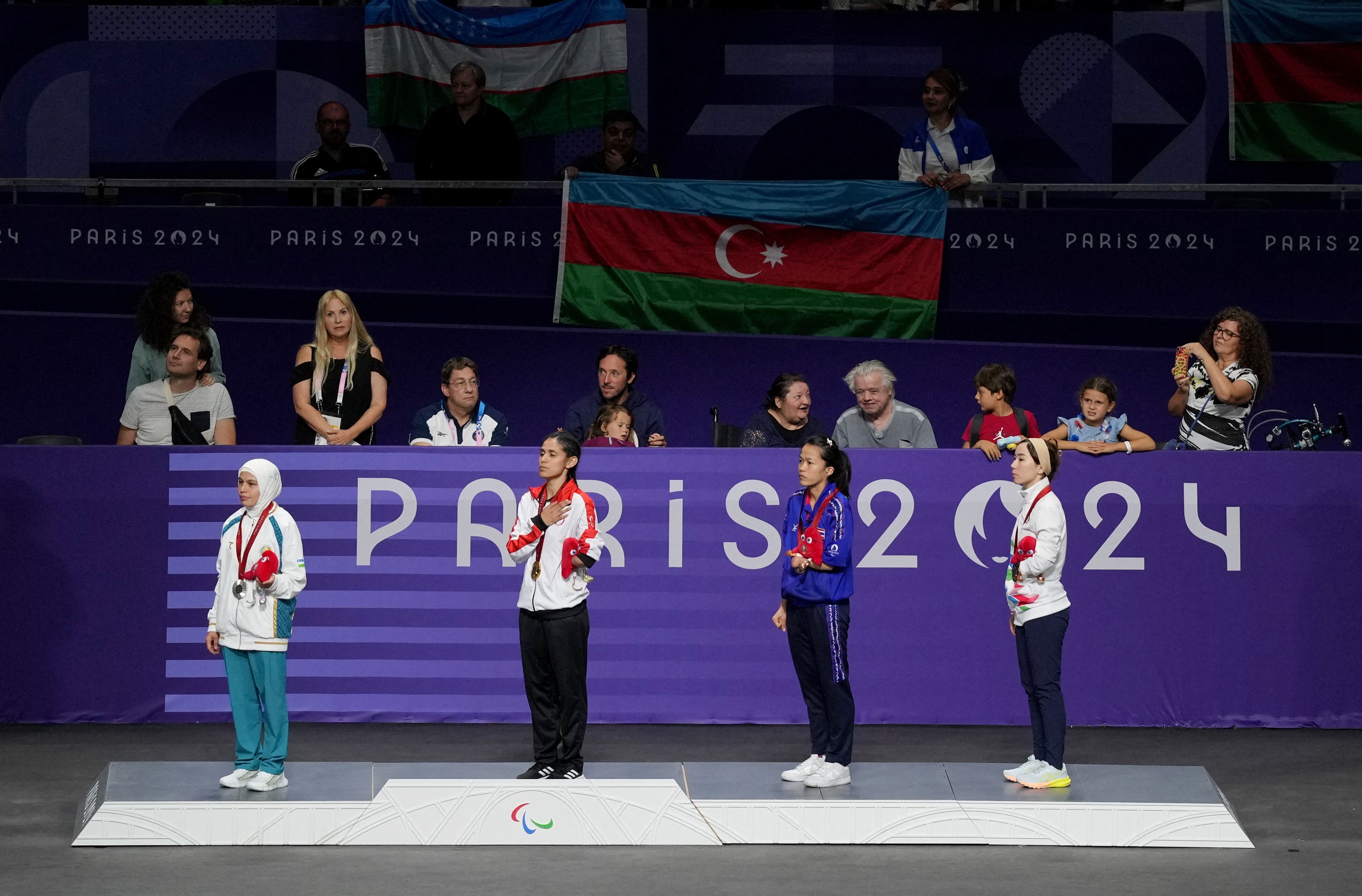 Angélica Espinoza entonando el Himno Nacional del Perú en París 2024 tras ganar el oro. Crédito: REUTERS/Maja Smiejkowska