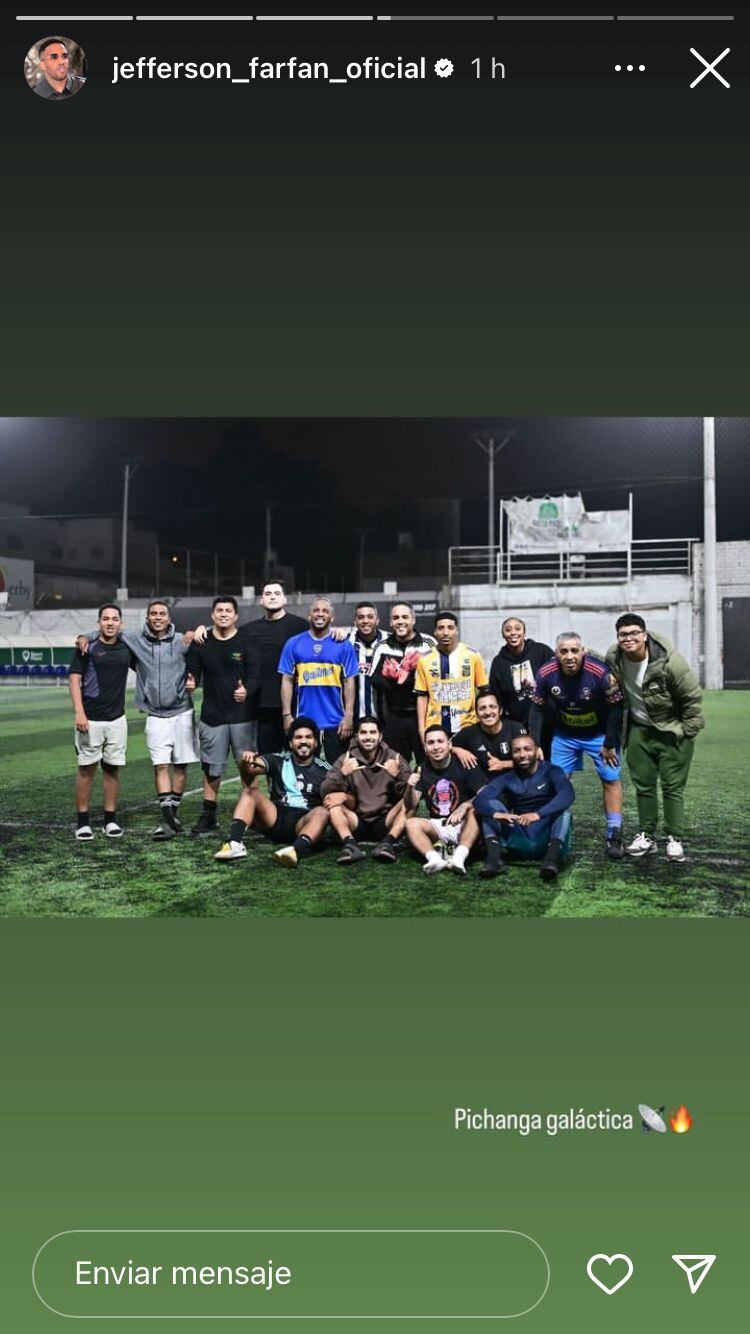 Jefferson Farfán jugó un partido de fulbito junto a su familia.