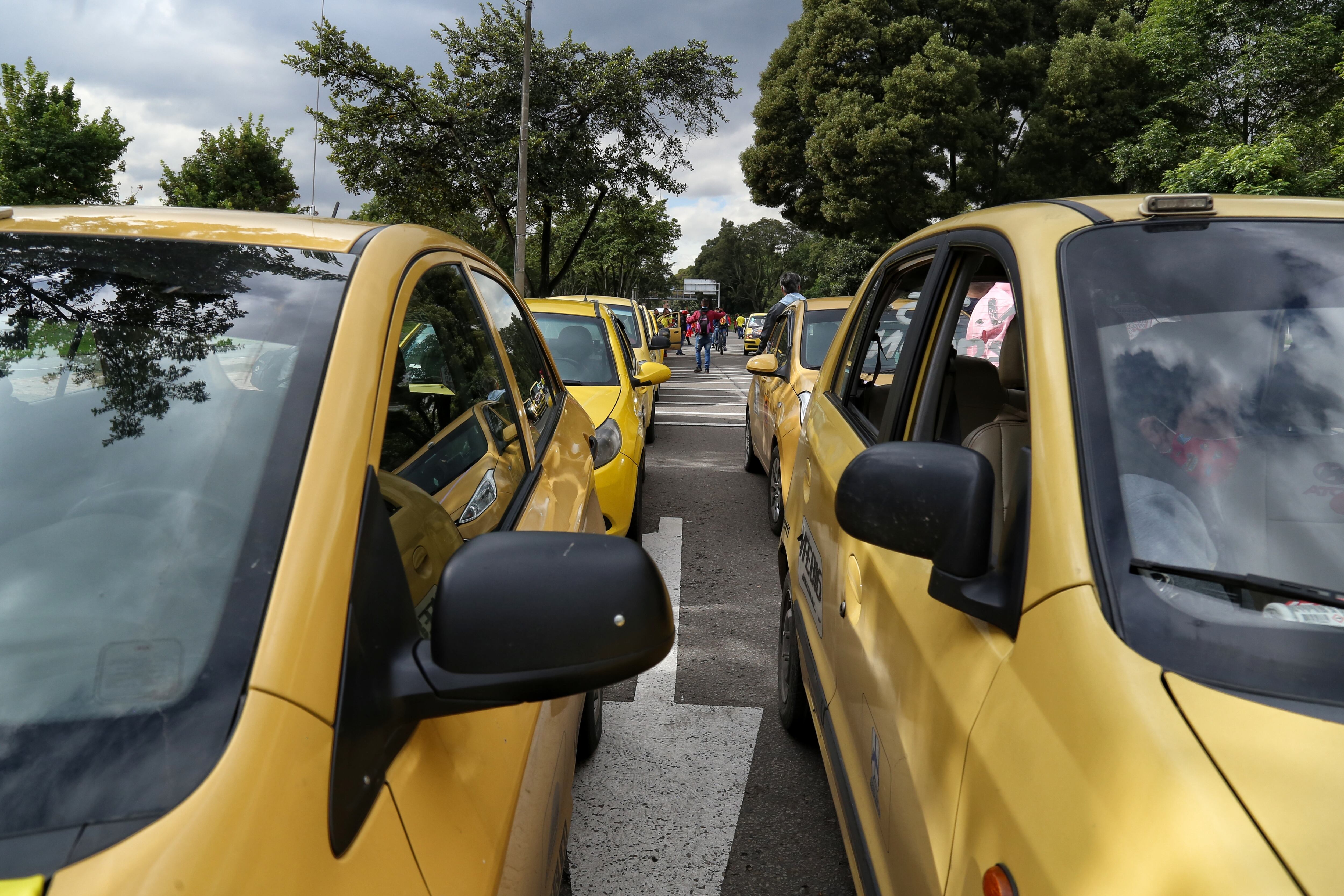 Delincuentes atracaron a un taxi en Bogotá. Colprensa