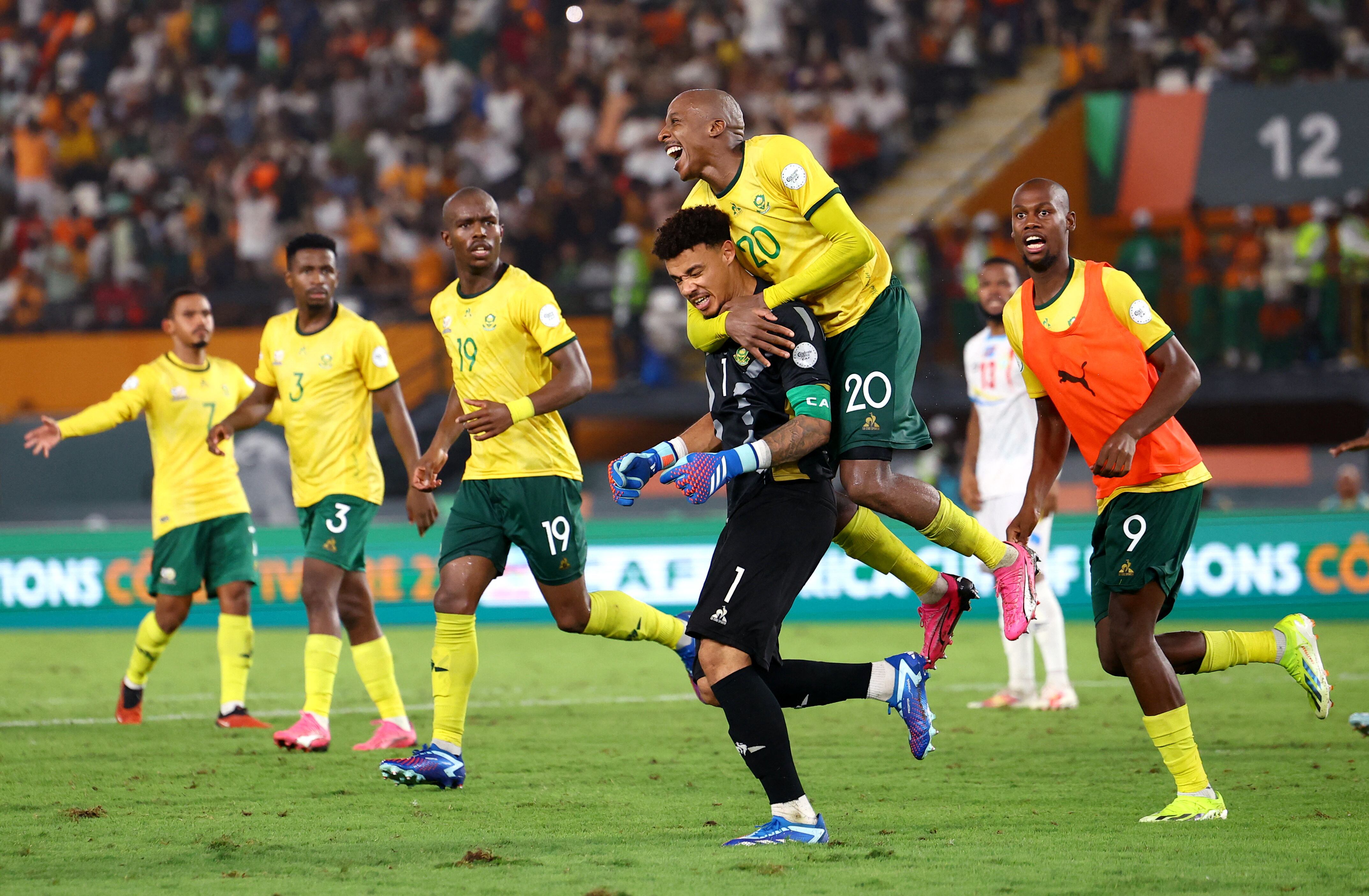 El festejo de Ronwen Williams después de lograr el 3° lugar de la Copa Africana con Sudáfrica (REUTERS/Siphiwe Sibeko)