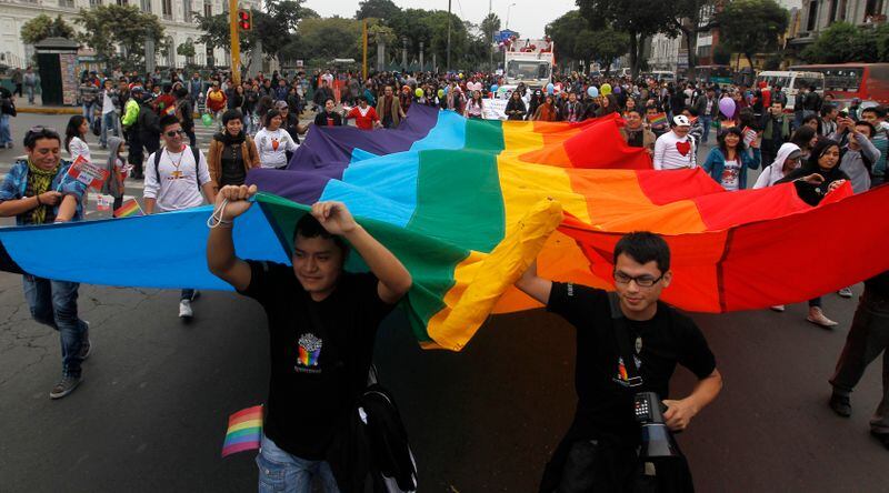 FOTO DE ARCHIVO. Imagen referencial de la marcha del Orgullo Gay en Lima, Perú. 29 de junio de 2013. REUTERS/Mariana Bazo