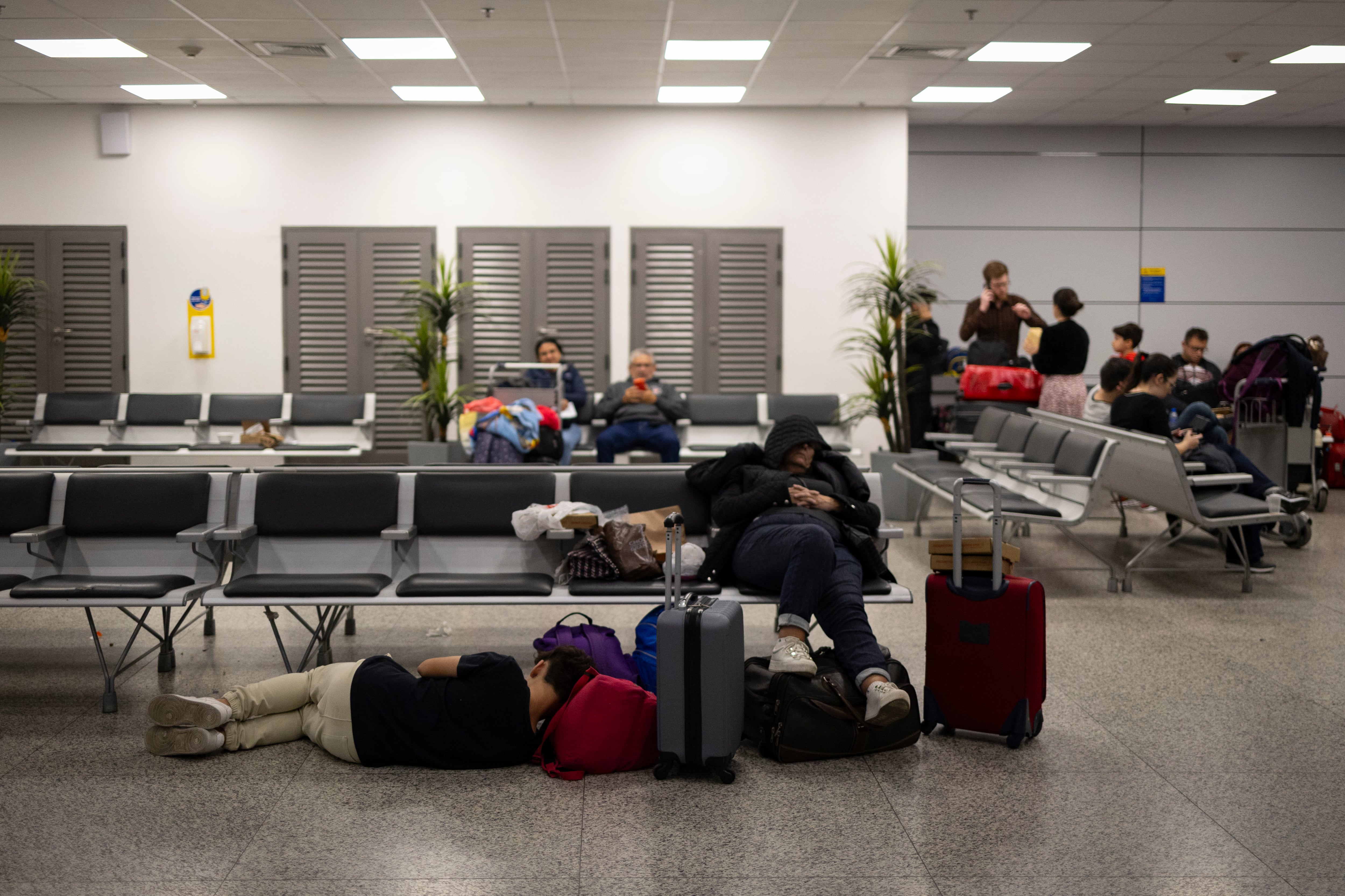 Con las nuevas reglas, se pretende impedir que pasajeros supuestamente en tránsito desistan de su vuelo de conexión, permanezcan en el aeropuerto y luego pidan asilo para ingresar al país suramericano. Foto de archivo. EFE/ Isaac Fontana
