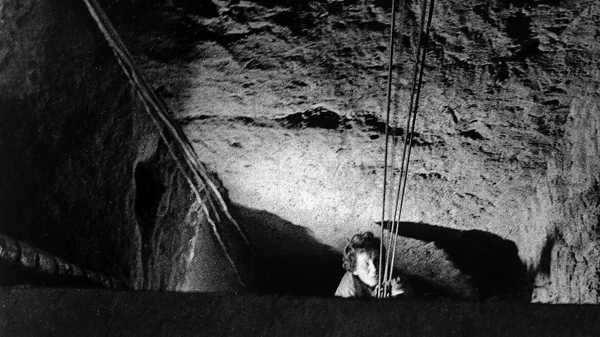 La salida  de un túnel usado en una fuga masiva de 57 personas de Berlín Este,  cruzando por debajo de la frontera para el sótano de una antigua  panadería en Bernauer Street, Berlín Occidental AP 