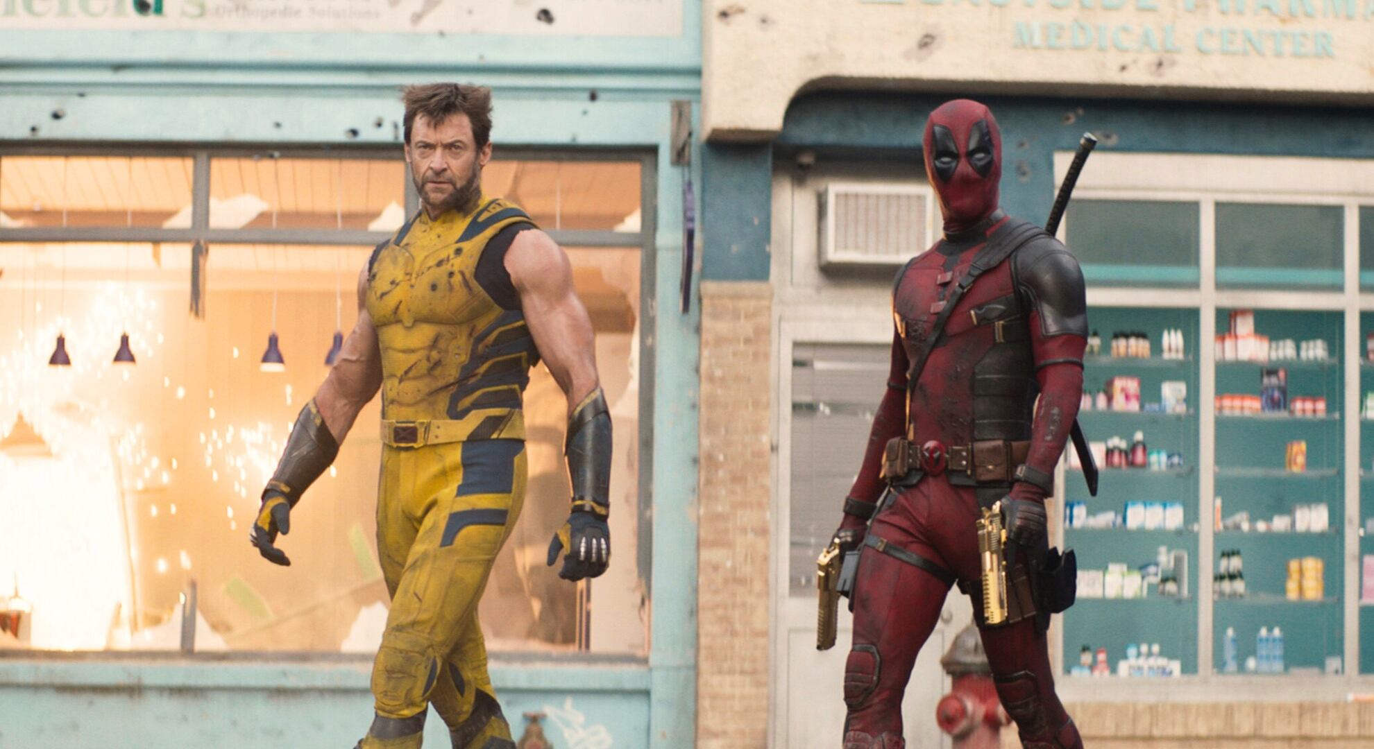 Esta imagen proporcionada por 20th Century Studios/Marvel Studios muestra a Hugh Jackman como Wolverine/Logan, izquierda, y Ryan Reynolds como Deadpool/Wade Wilson en una escena de "Deadpool & Wolverine". (20th Century Studios/Marvel Studios vía AP)