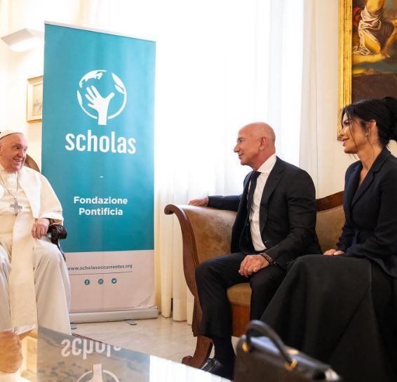 Bezos y Sanchez se reúnen con el Papa Francisco para hablar de acción climática en el vaticano