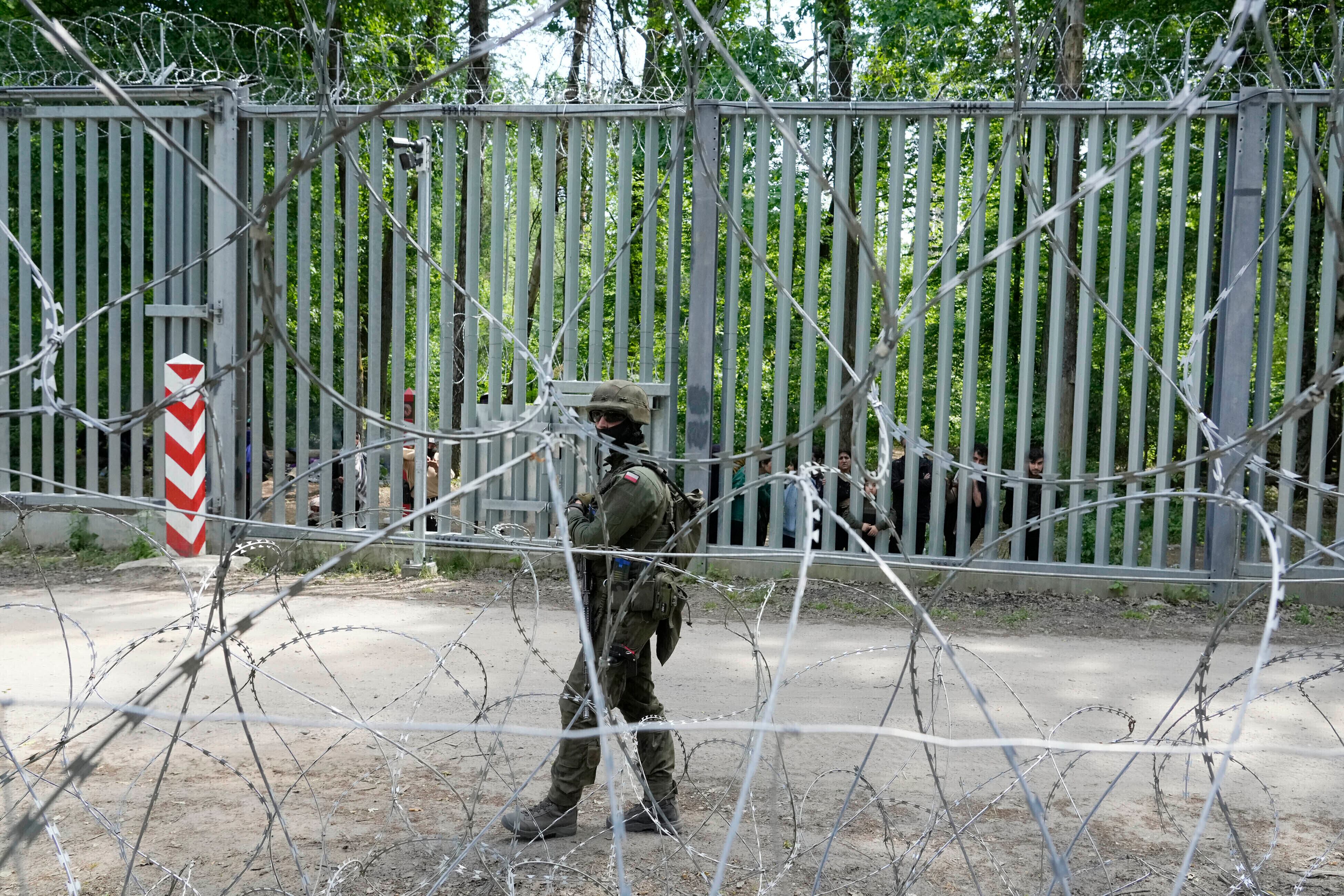 ARCHIVO - Un soldado polaco patrulla la frontera con Bielorrusia en el bosque de Bialowieza, el 29 de mayo de 2024, al día siguiente de que un soldado joven, Mateusz Sitek, fuera apuñalado por un migrante que sacó un cuchillo por un hueco en la cerca. El soldado murió de sus lesiones el 6 de junio. (AP Foto/Czarek Sokolowski, Archivo)