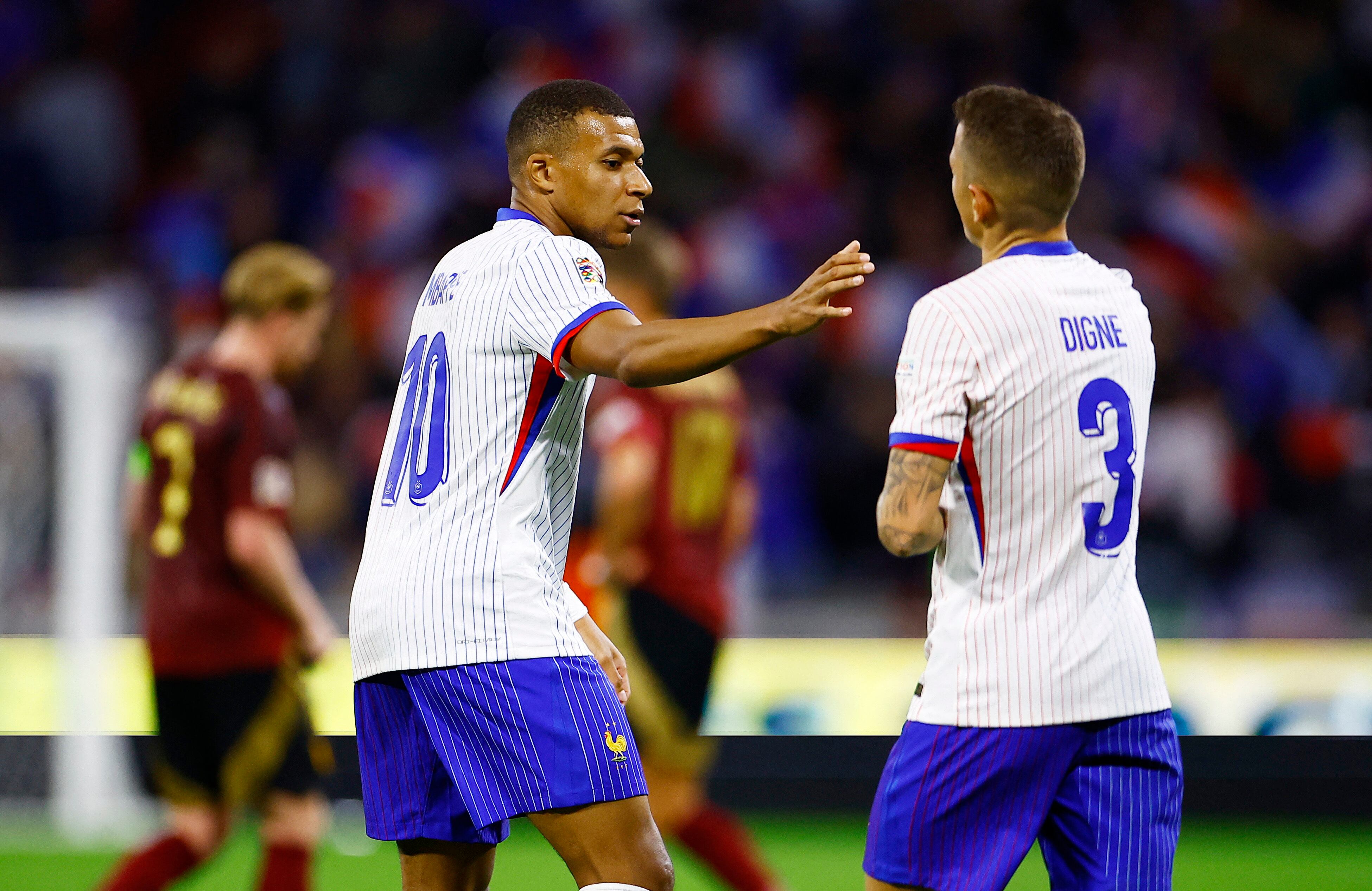 Kylian Mbappe saluda a su compañero Lucas Digne luego del triunfo de la selección de Francia ante Bélgica en la UEFA Nations League (REUTERS/Sarah Meyssonnier)