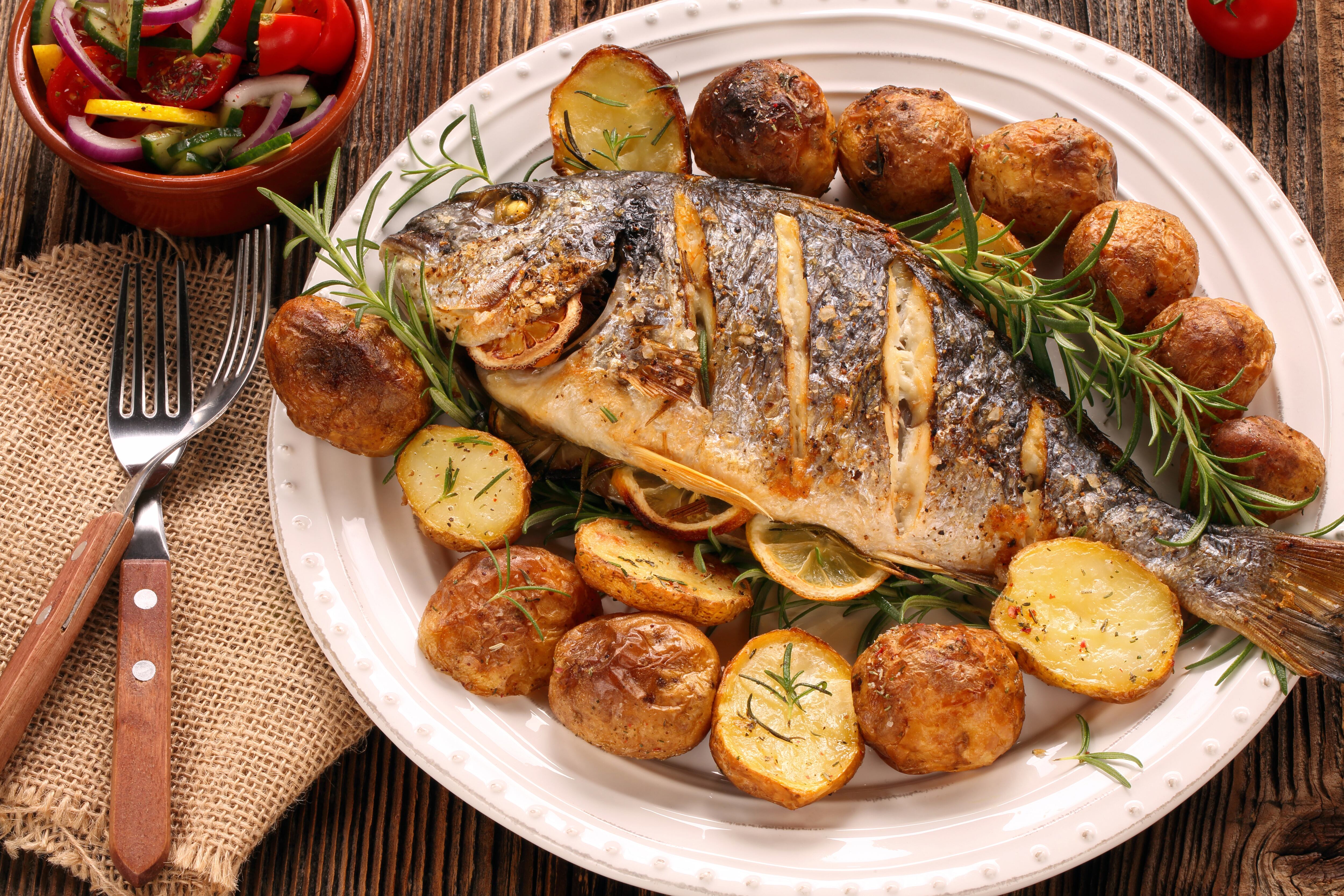 Receta de dorada al horno con patatas (ShutterStock).