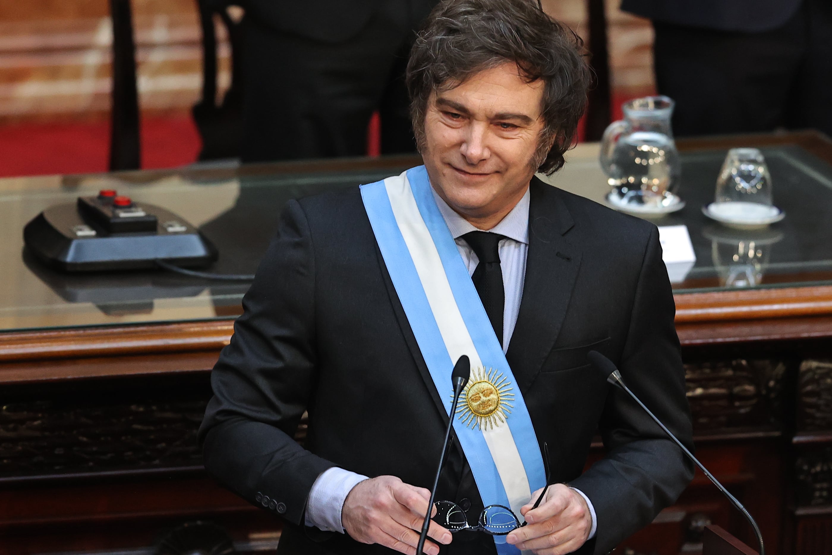 El presidente de Argentina, Javier Milei, asiste al Congreso de la Nación para presentar el presupuesto anual este domingo, en Buenos Aires (Argentina). EFE/ Juan Ignacio Roncoroni 