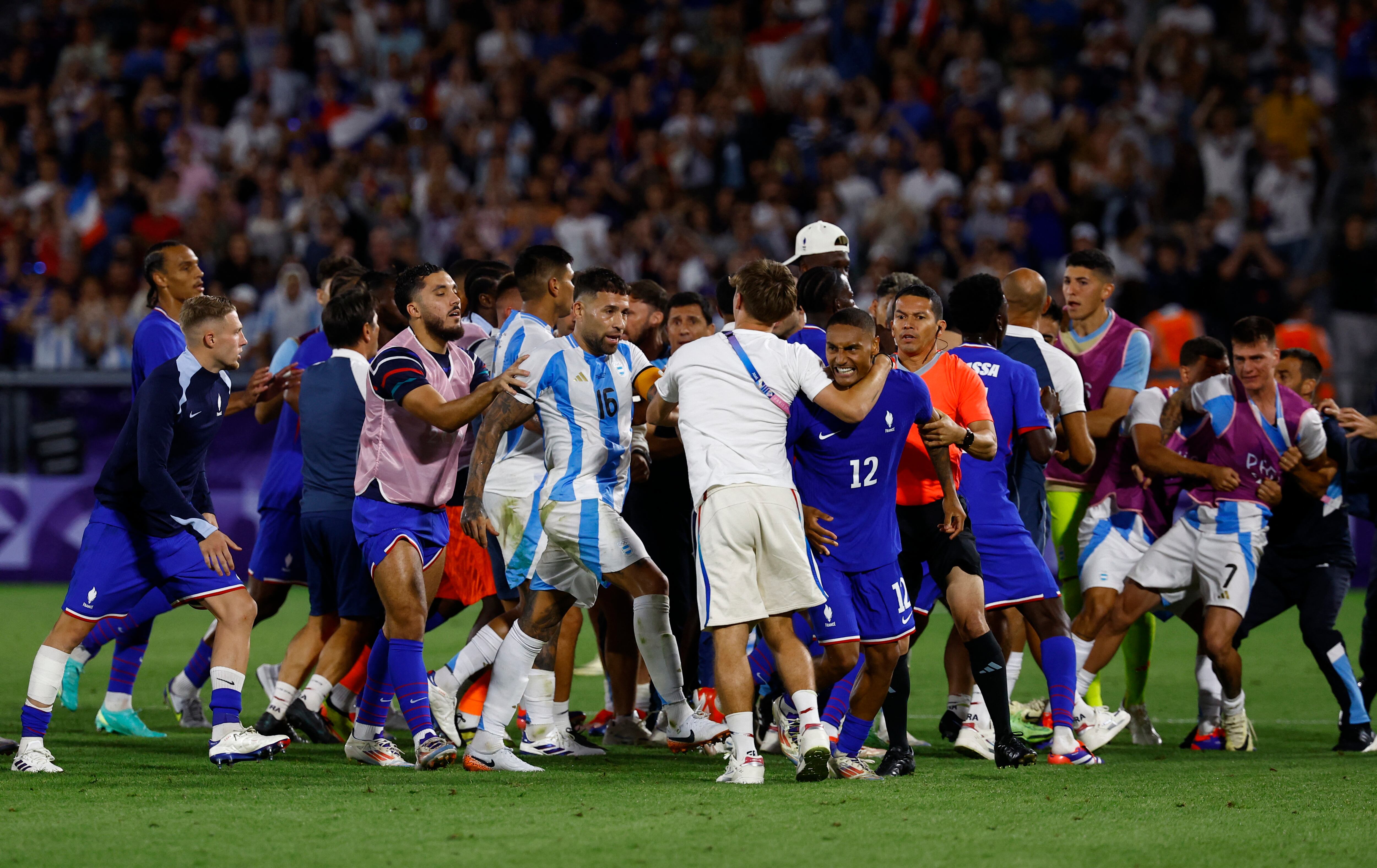 Se armó revuelo sobre el final, pero la cosa no pasó a mayores (REUTERS/Susana Vera)